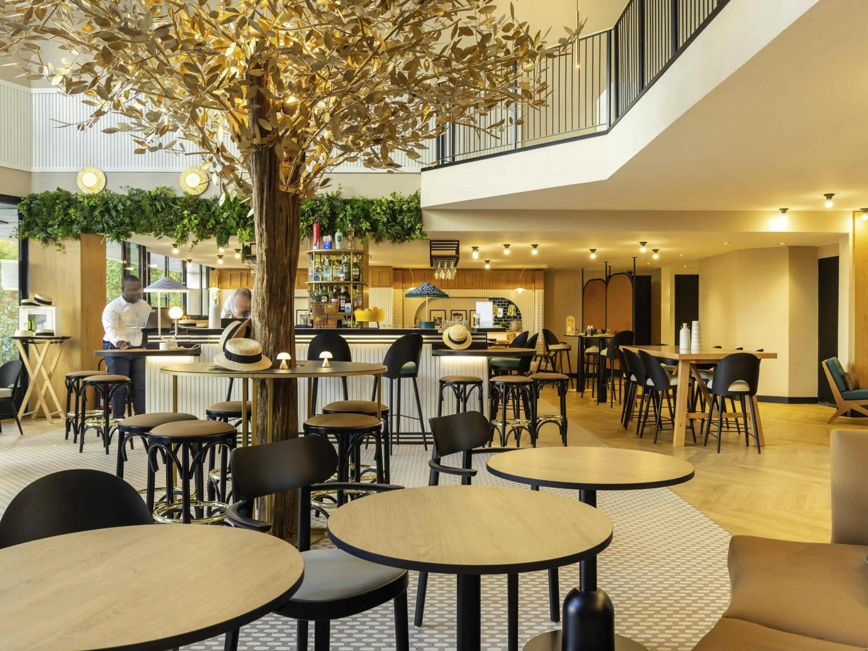 Restaurant/places to eat in Novotel Paris Suresnes Longchamp