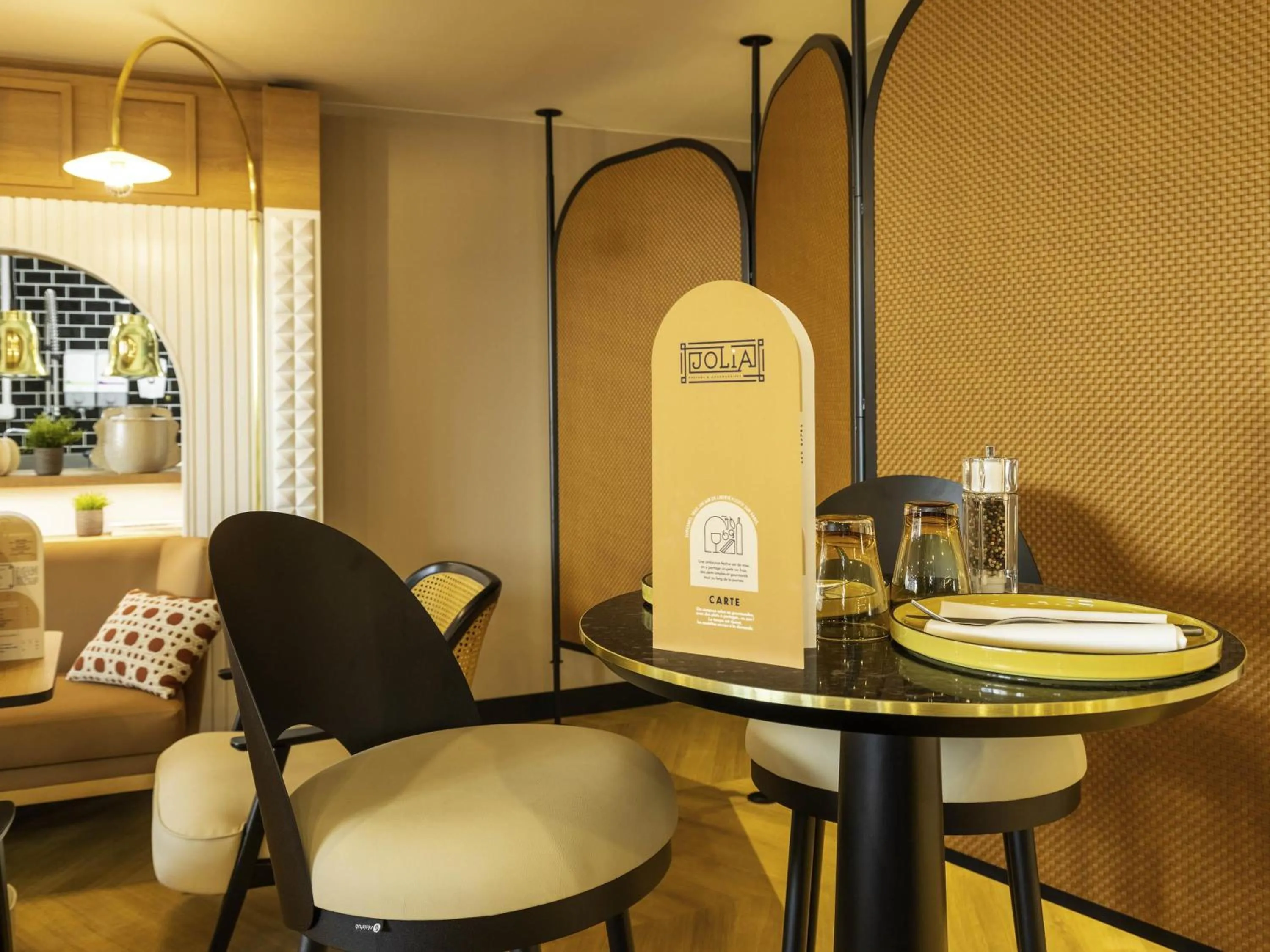 Restaurant/places to eat in Novotel Paris Suresnes Longchamp