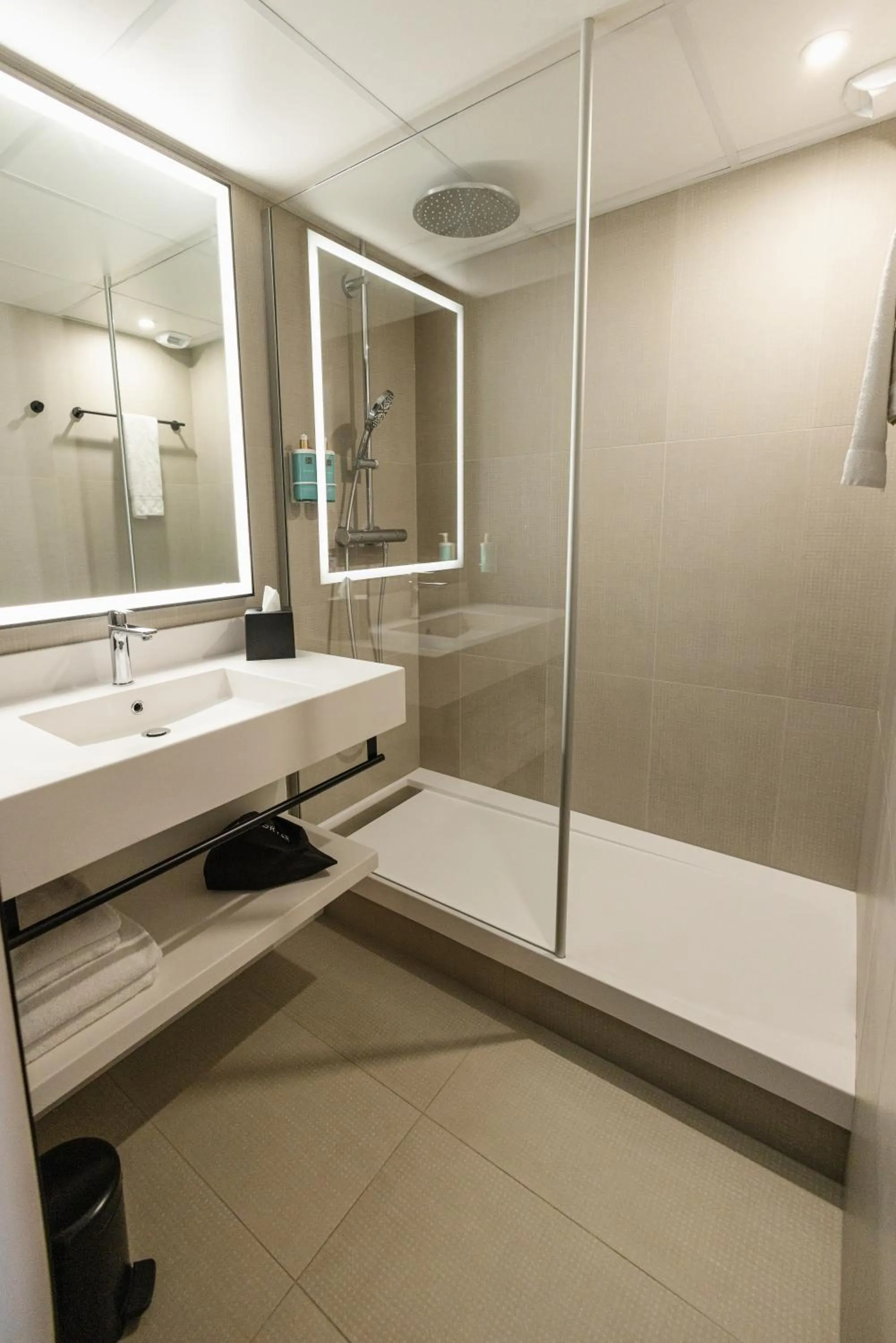 Bathroom in Novotel Paris Suresnes Longchamp