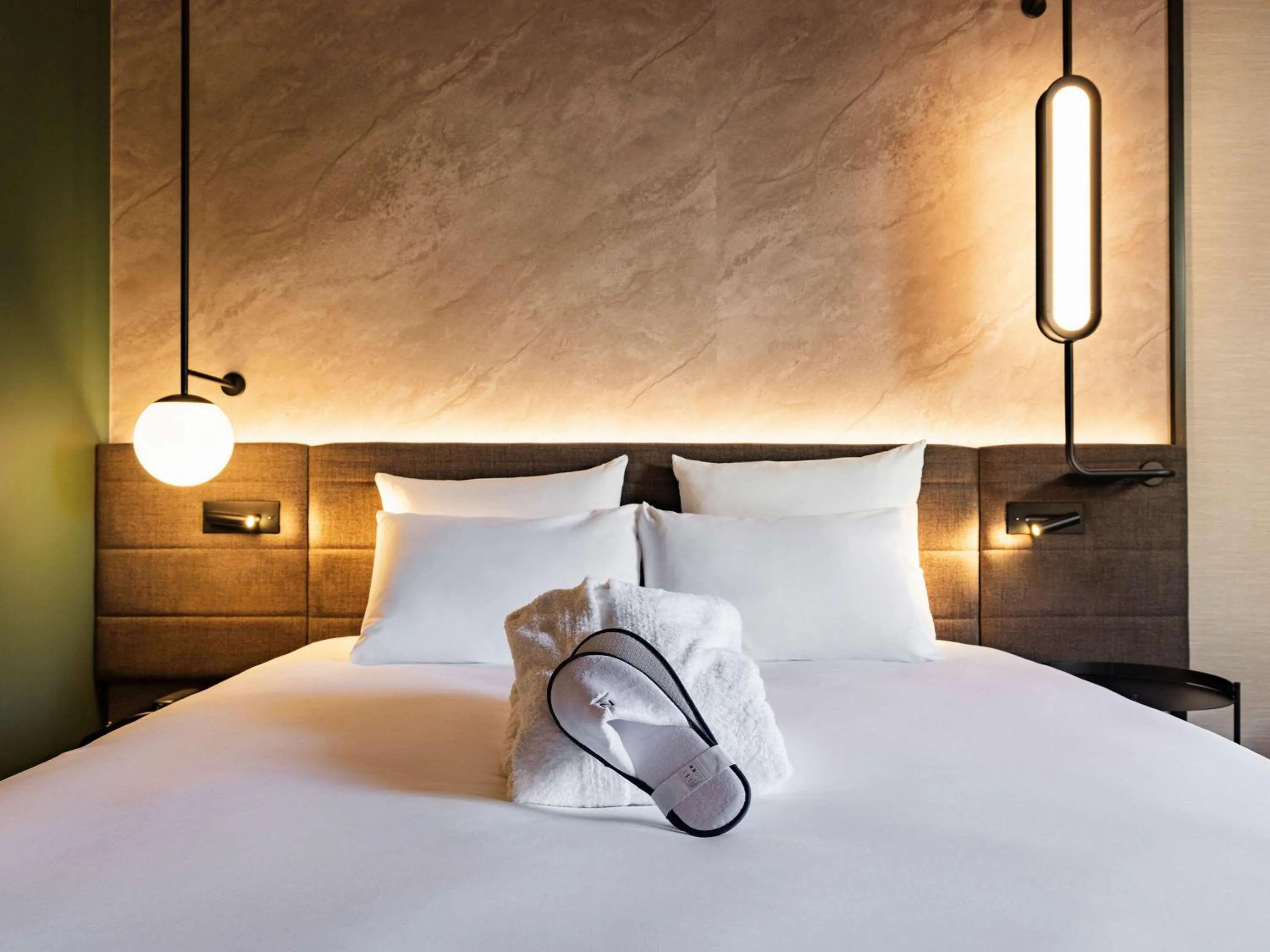 Bedroom, Bed in Novotel Paris Suresnes Longchamp