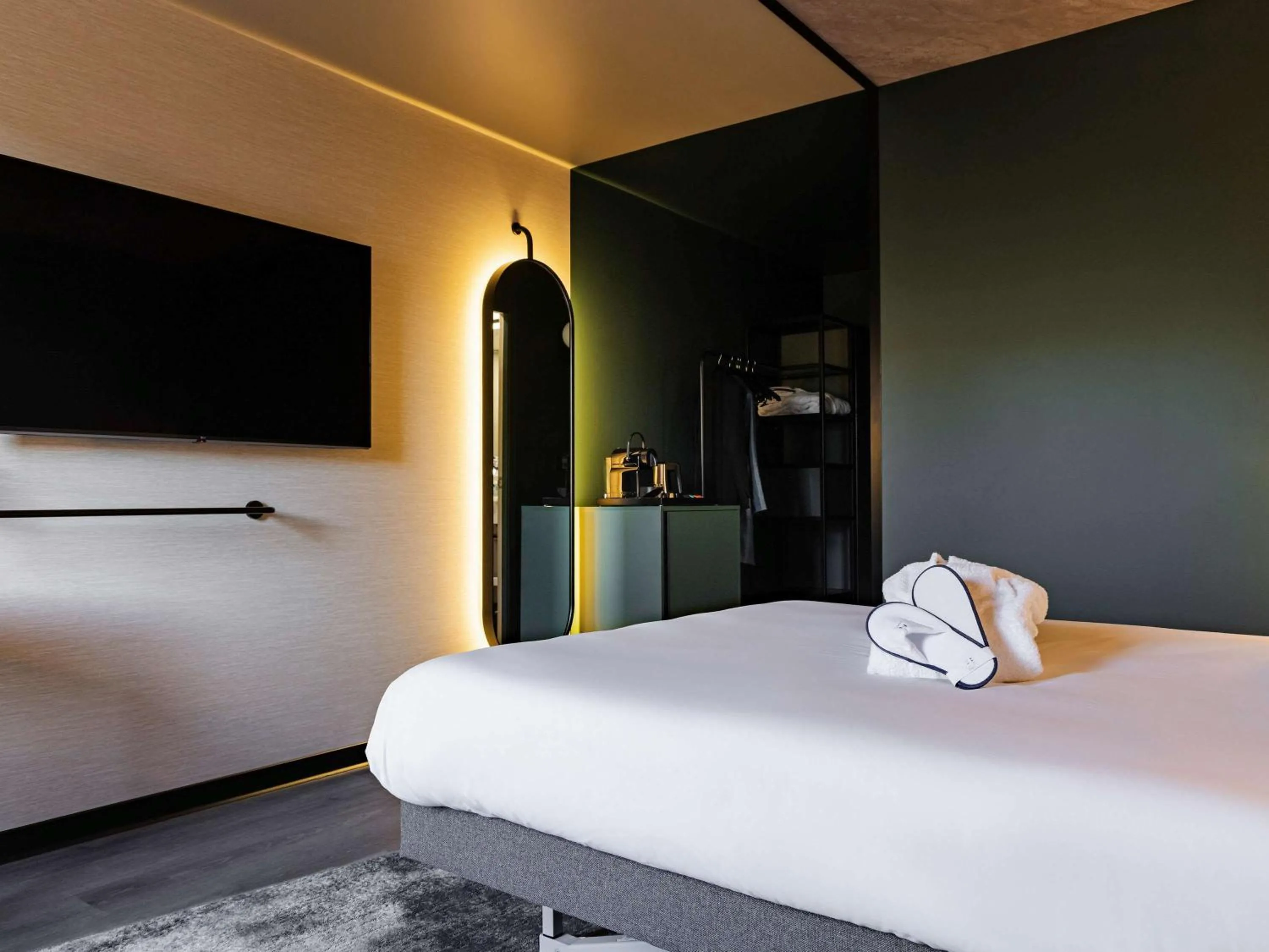 Bedroom, Bed in Novotel Paris Suresnes Longchamp