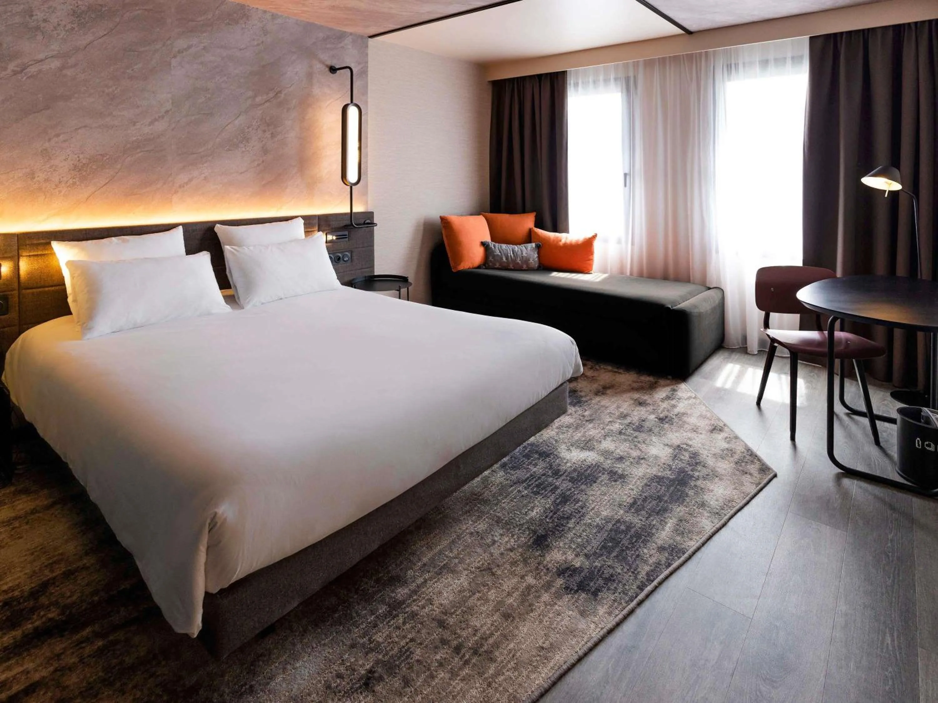 Property building, Bed in Novotel Paris Suresnes Longchamp
