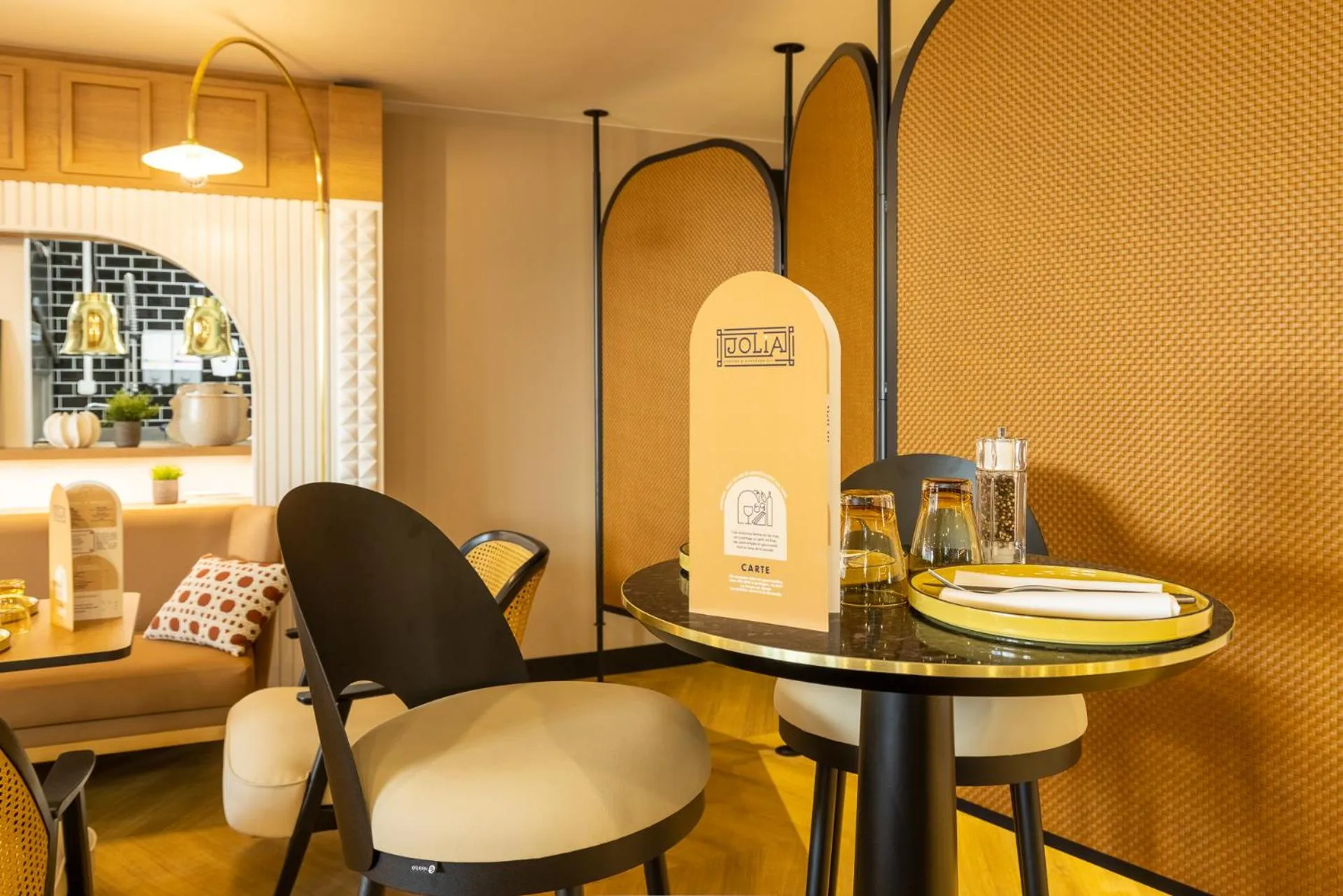 Restaurant/places to eat in Novotel Paris Suresnes Longchamp