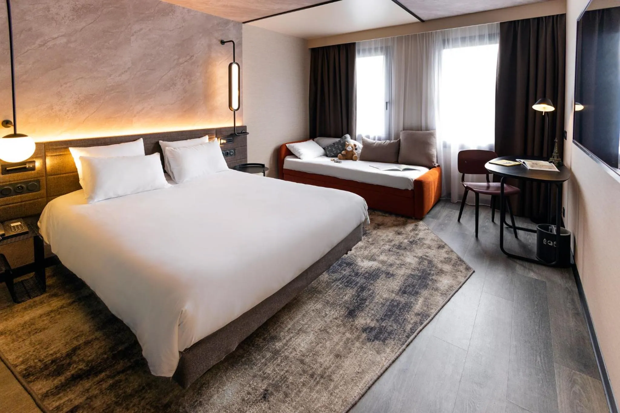 Photo of the whole room, Bed in Novotel Paris Suresnes Longchamp