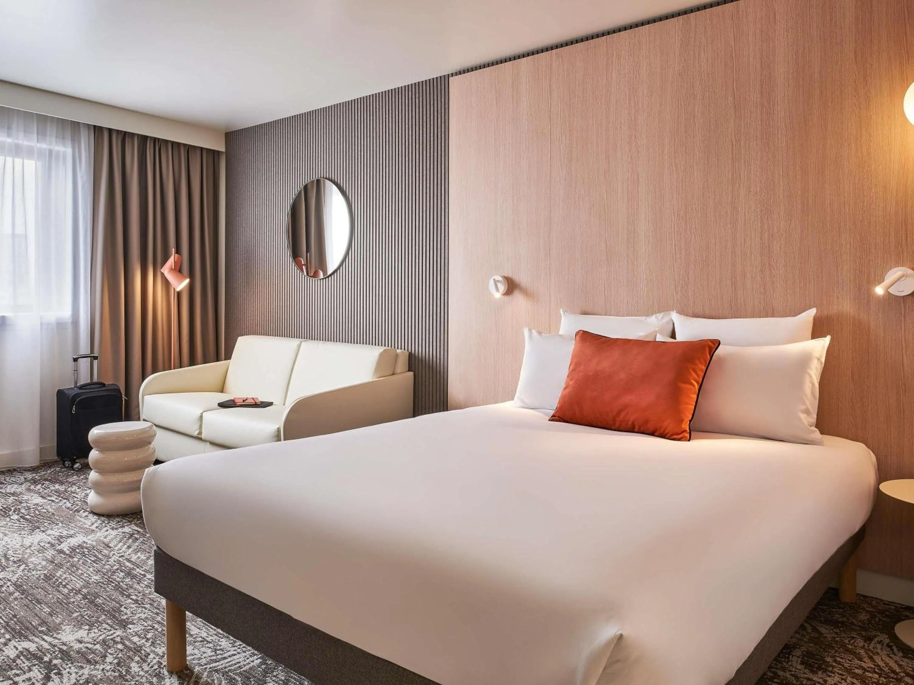 Bedroom, Bed in Novotel Paris 13 Porte d'Italie