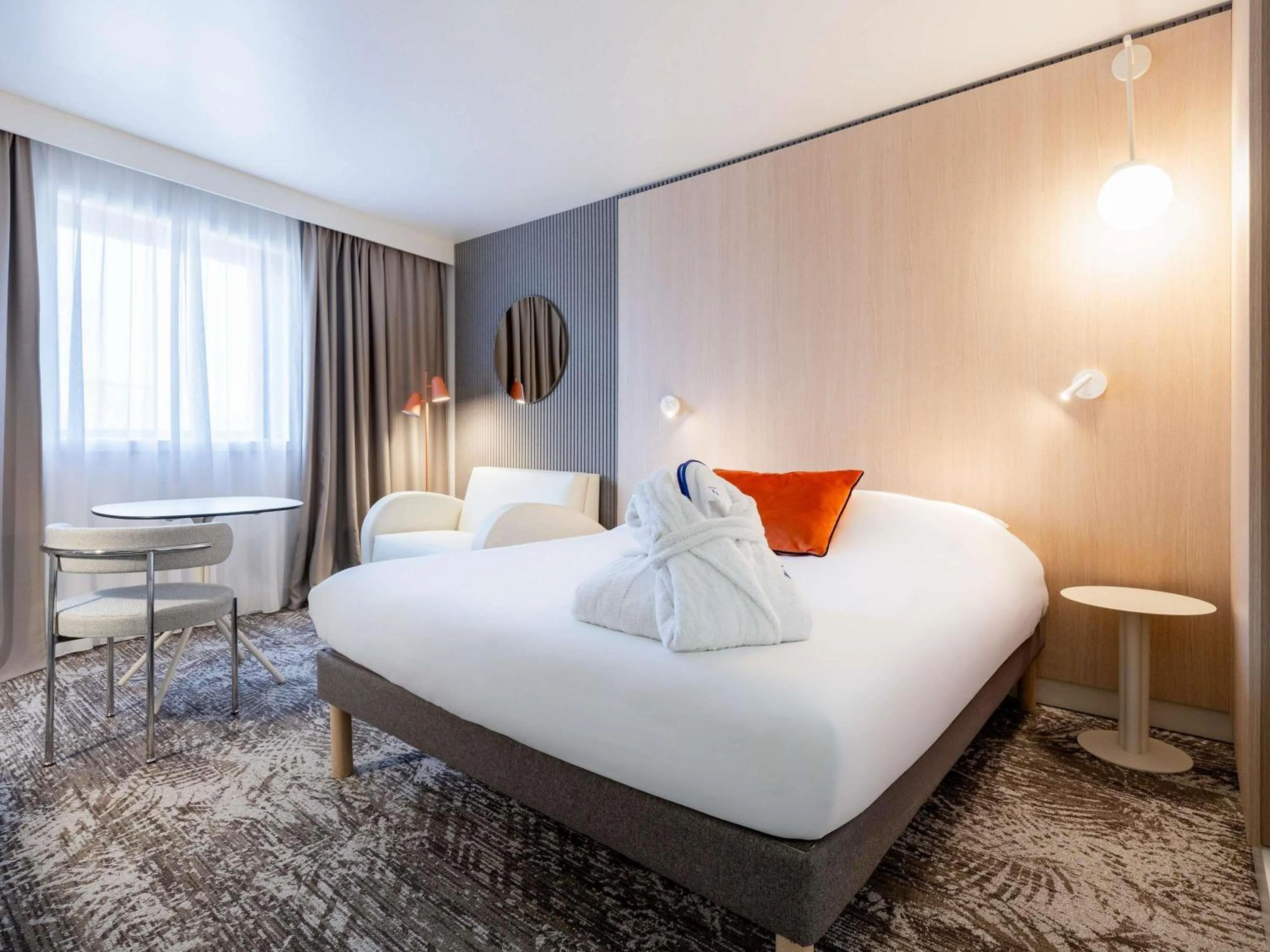 Bedroom, Bed in Novotel Paris 13 Porte d'Italie