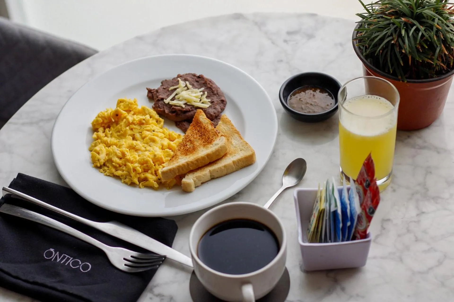 Restaurant/places to eat in Ontico Urban Design Hotel