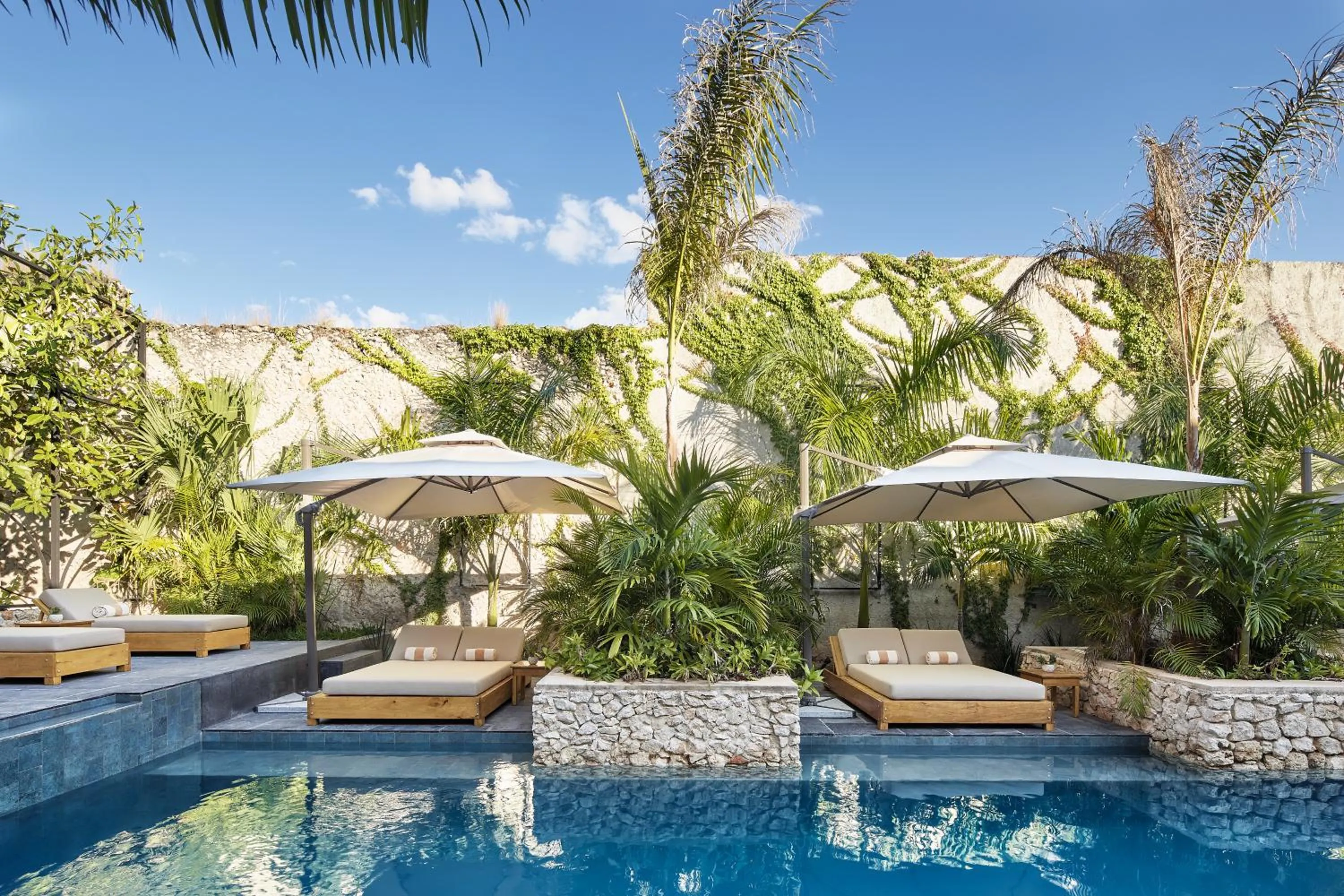 Swimming pool in Ontico Urban Design Hotel