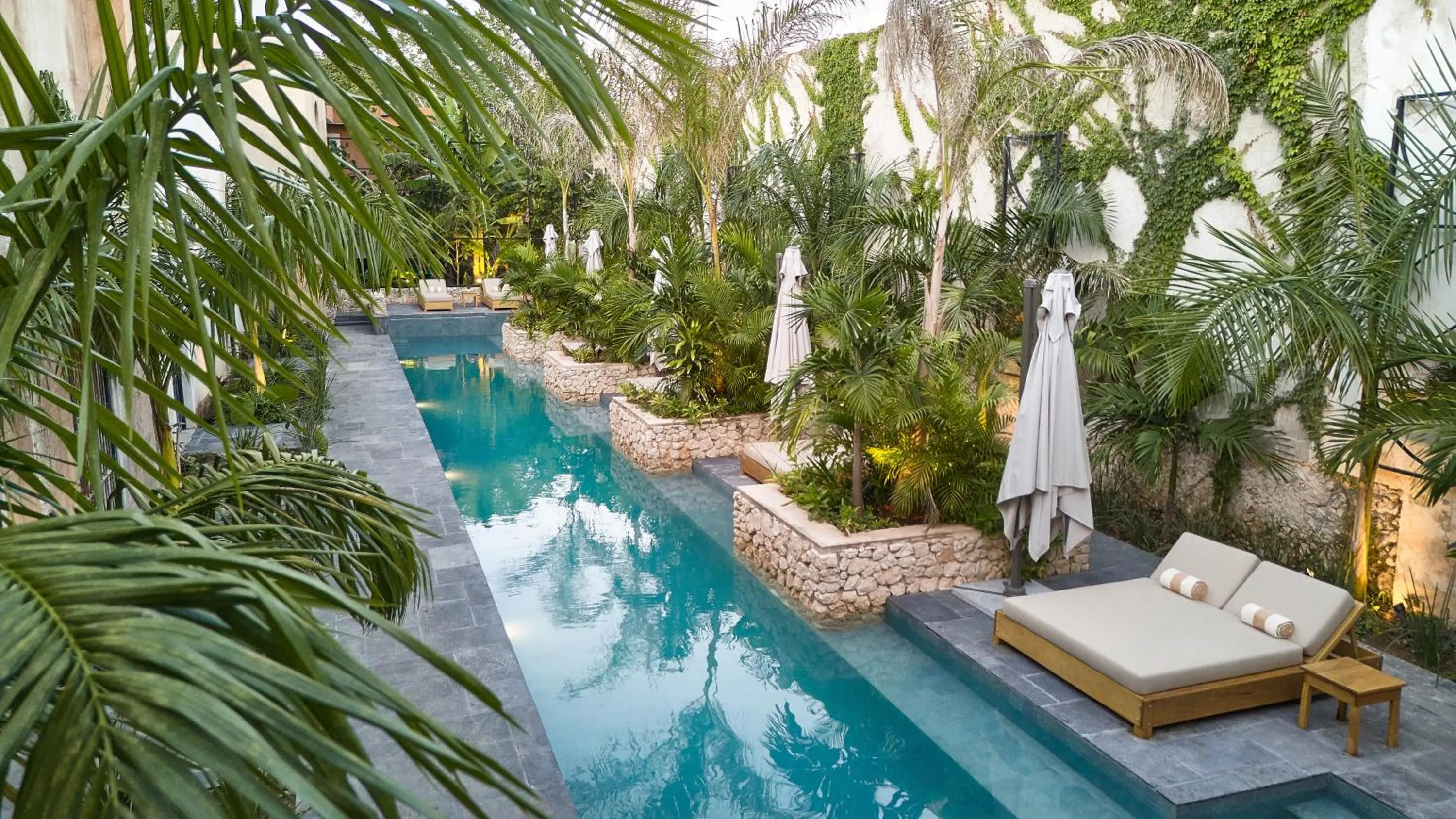 Swimming pool in Ontico Urban Design Hotel