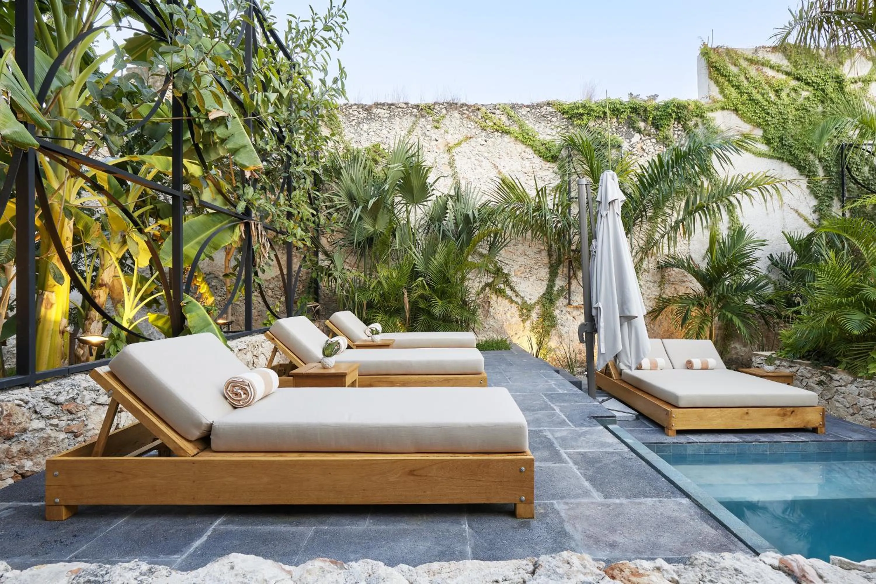 Swimming pool in Ontico Urban Design Hotel