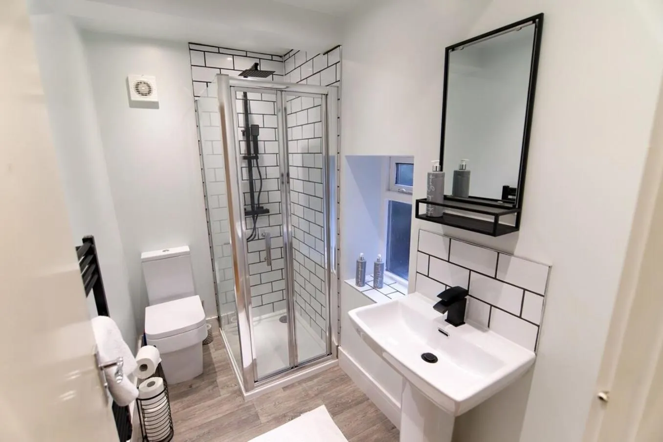 New- Modern 2br Apt Wifi Sleep5 City Centre