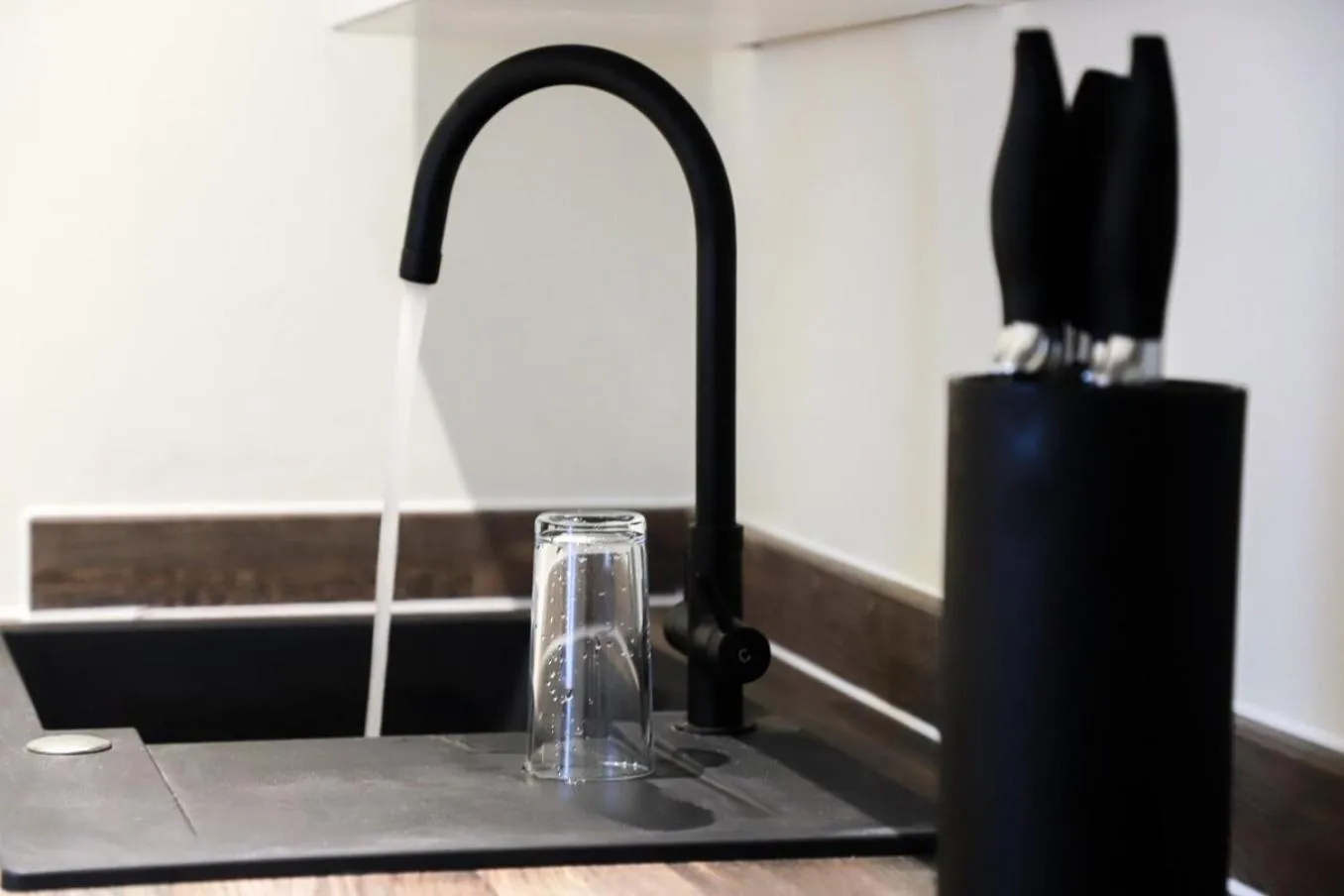 New- Modern 2br Apt Wifi Sleep5 City Centre