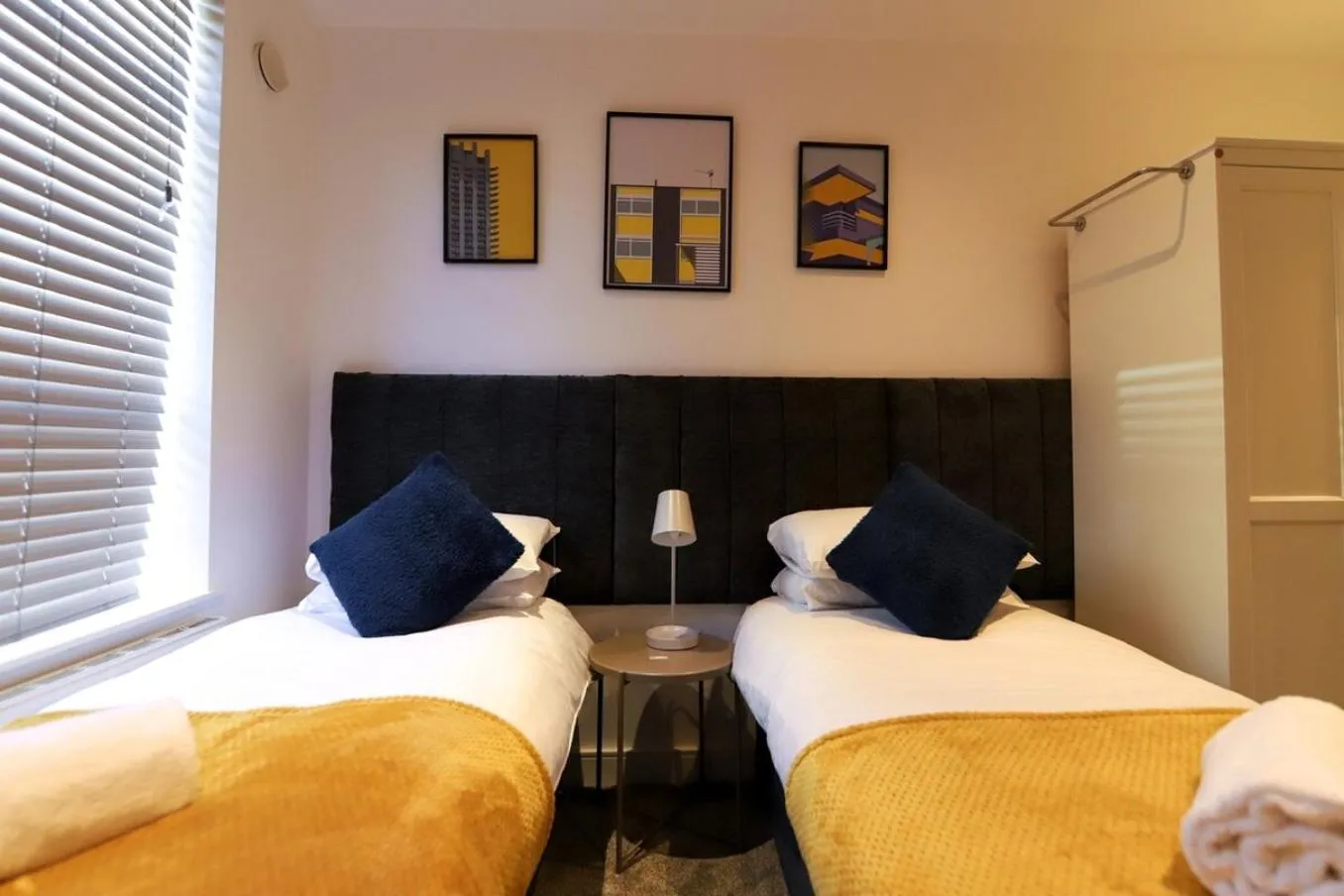 New- Modern 2br Apt Wifi Sleep5 City Centre