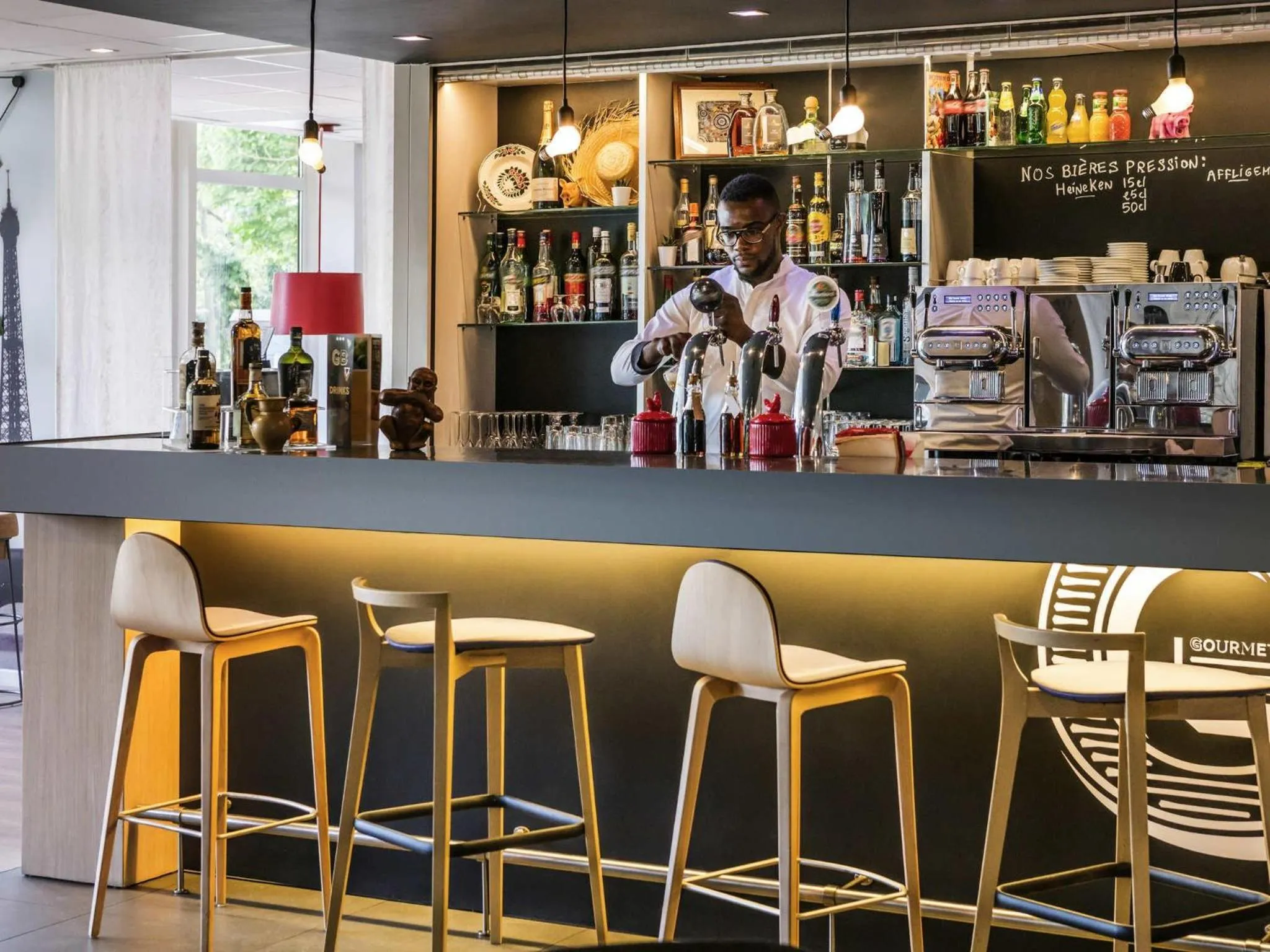 Lounge or bar in Novotel Saclay
