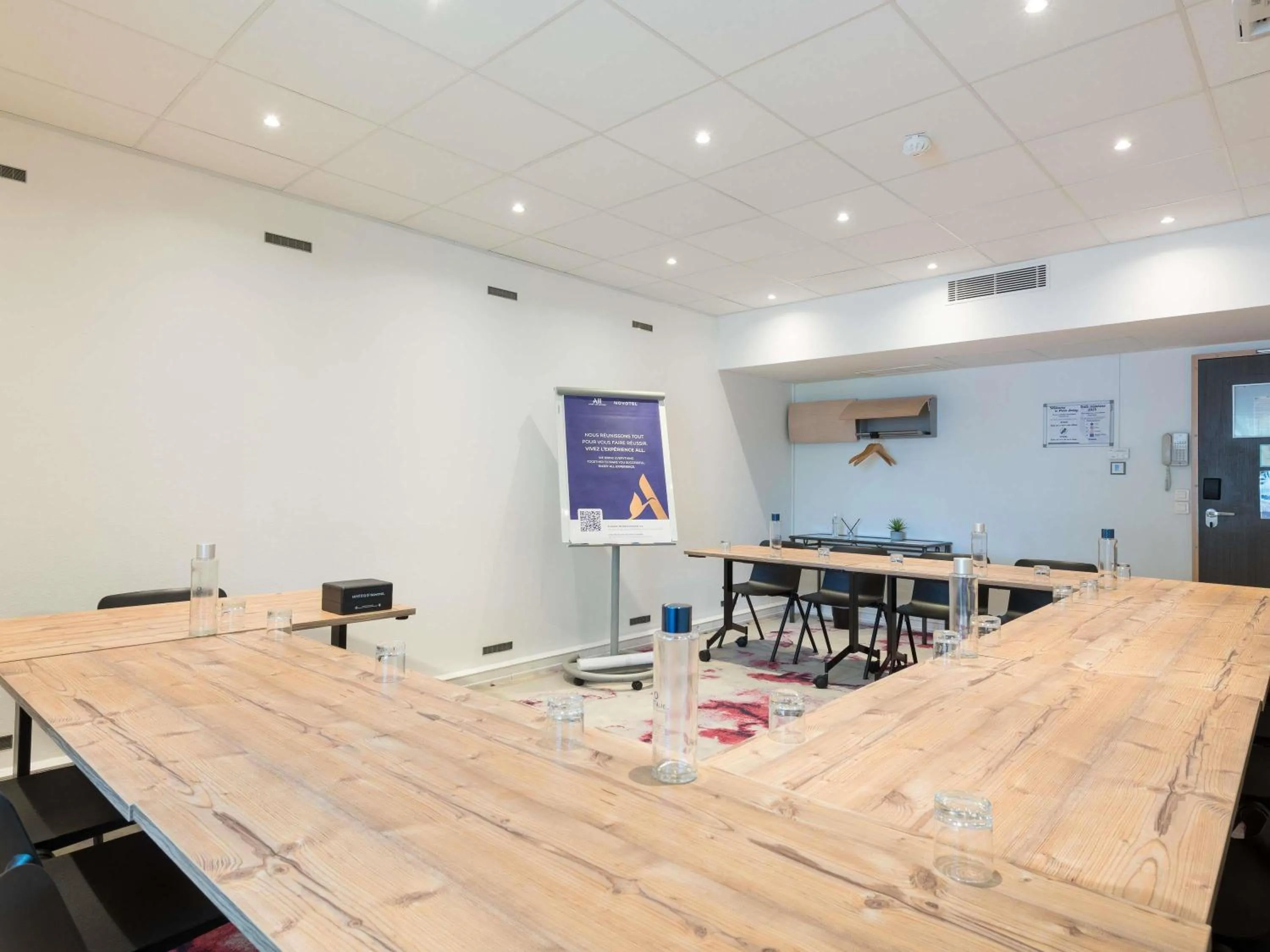 Meeting/conference room in Novotel Saclay