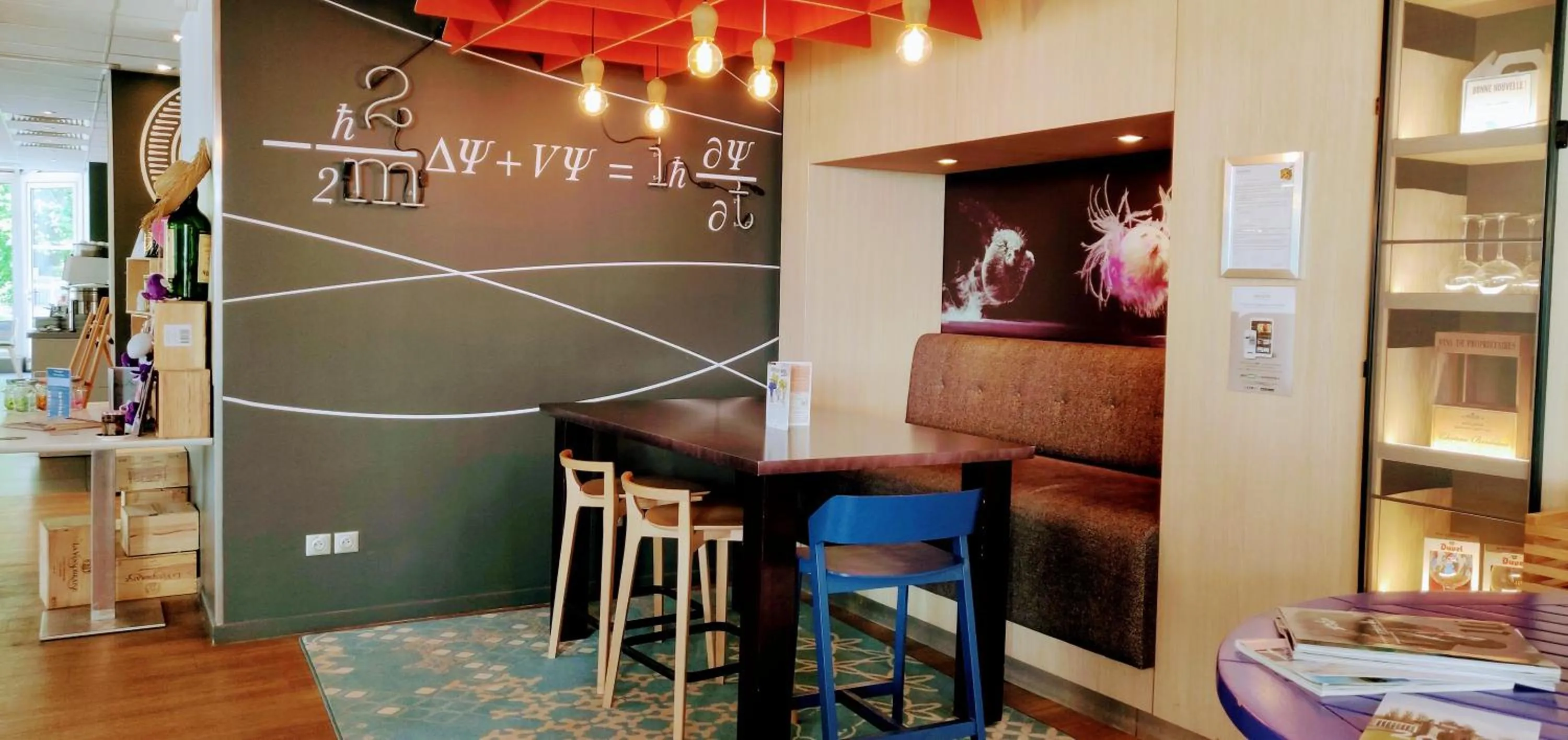 Restaurant/places to eat in Novotel Saclay