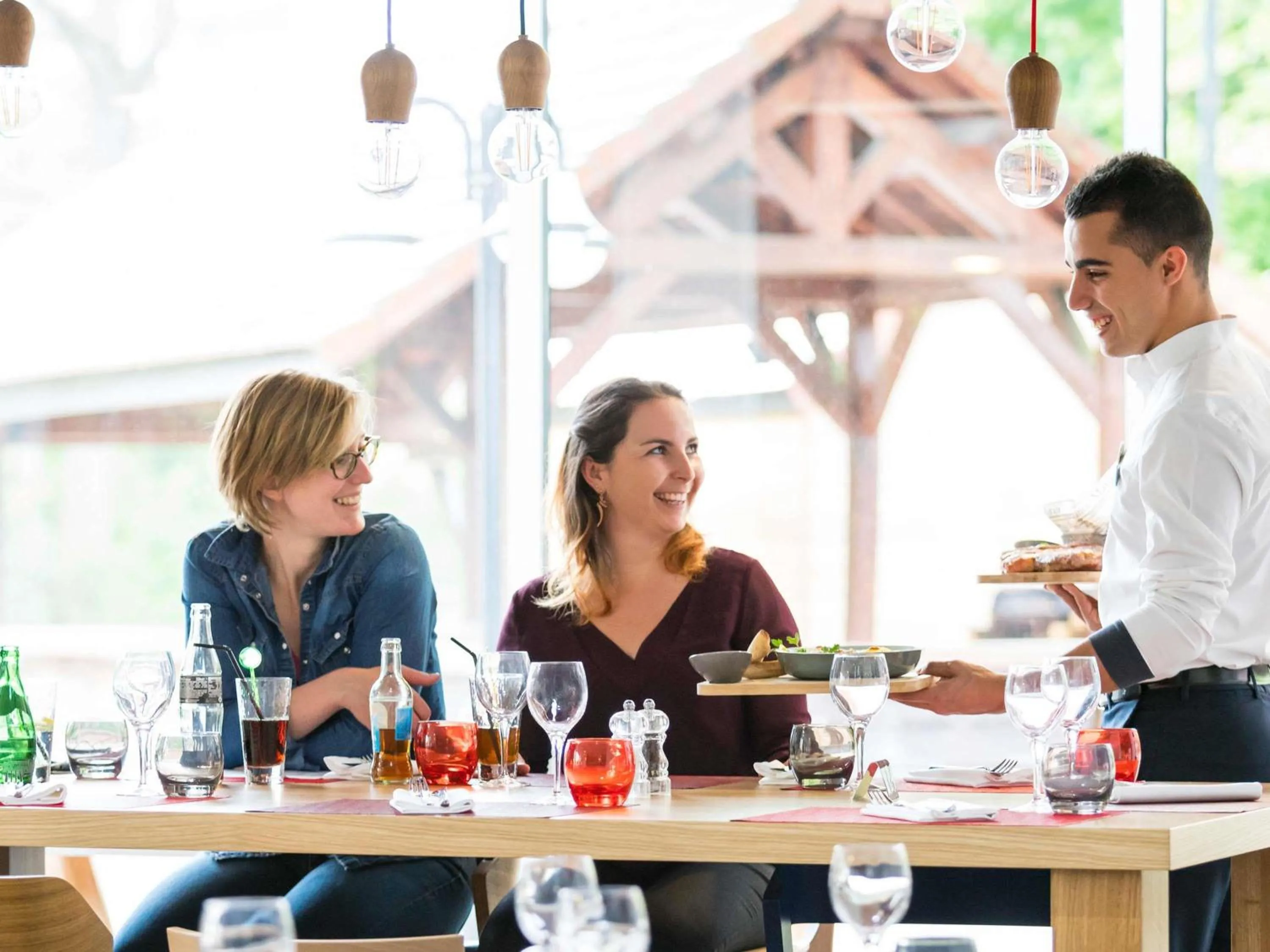 Restaurant/places to eat in Novotel Saclay