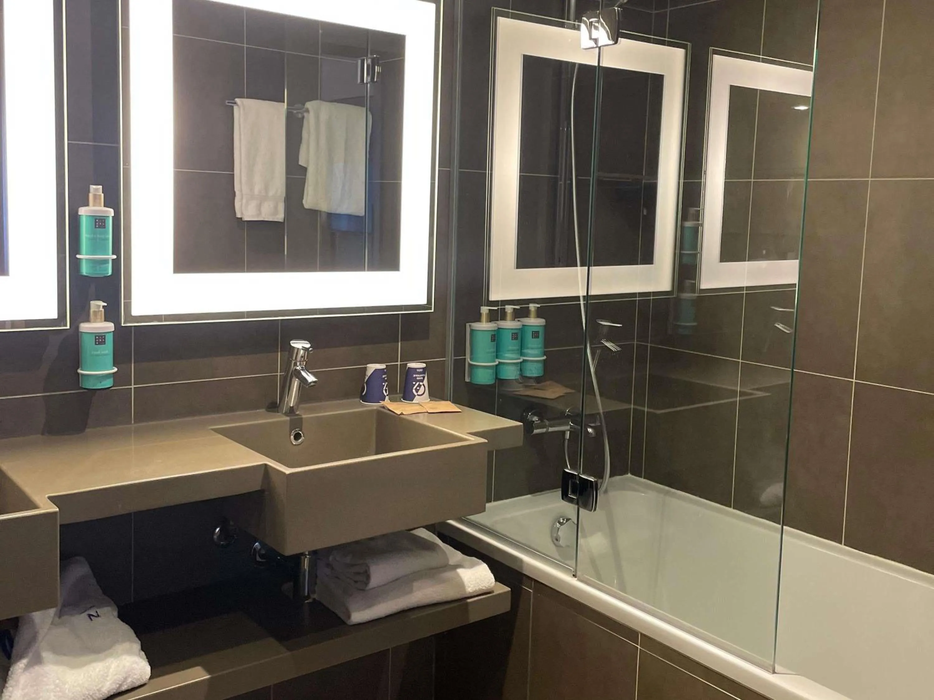 Photo of the whole room in Novotel Saclay