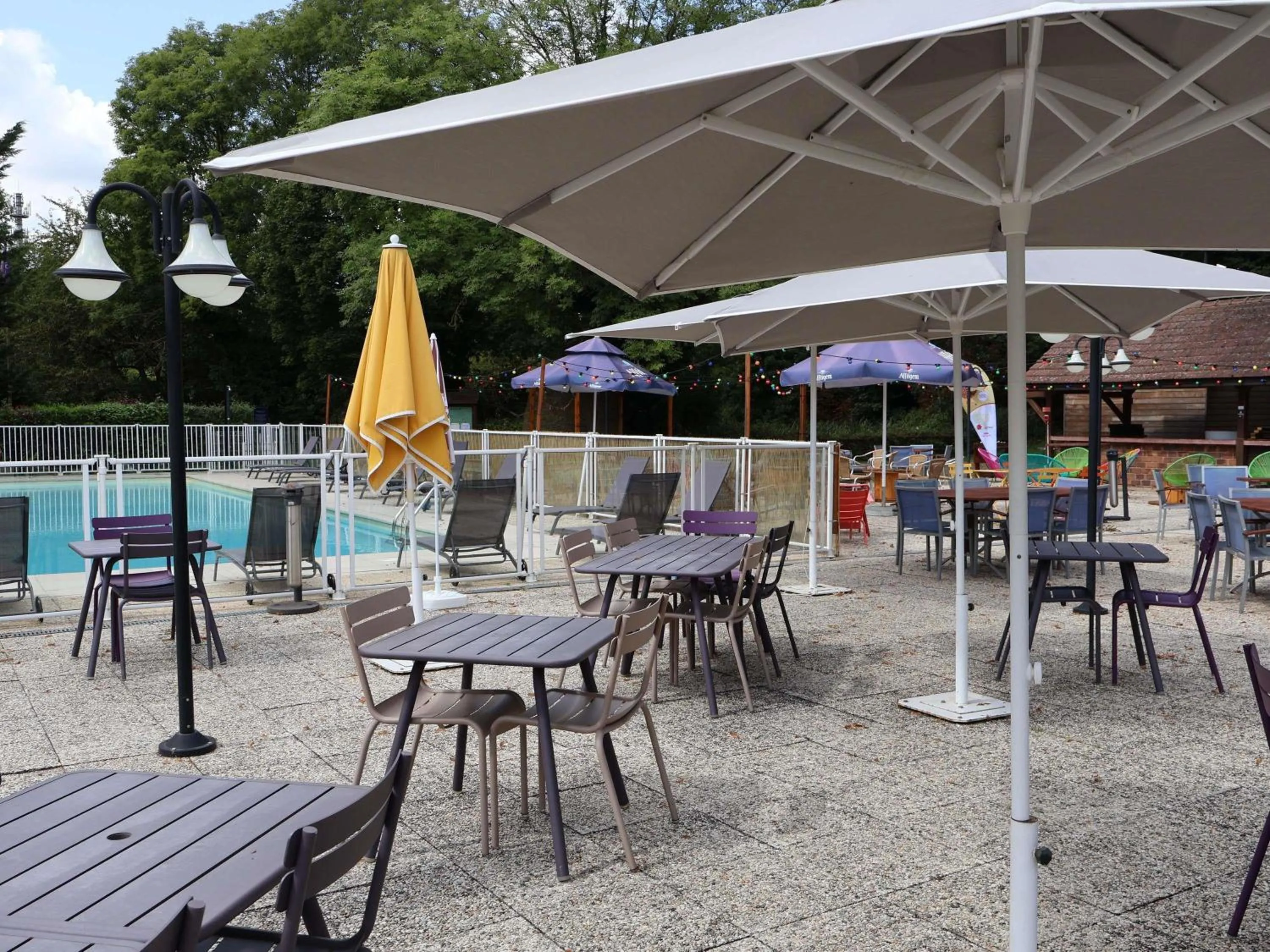 Restaurant/places to eat in Novotel Saclay