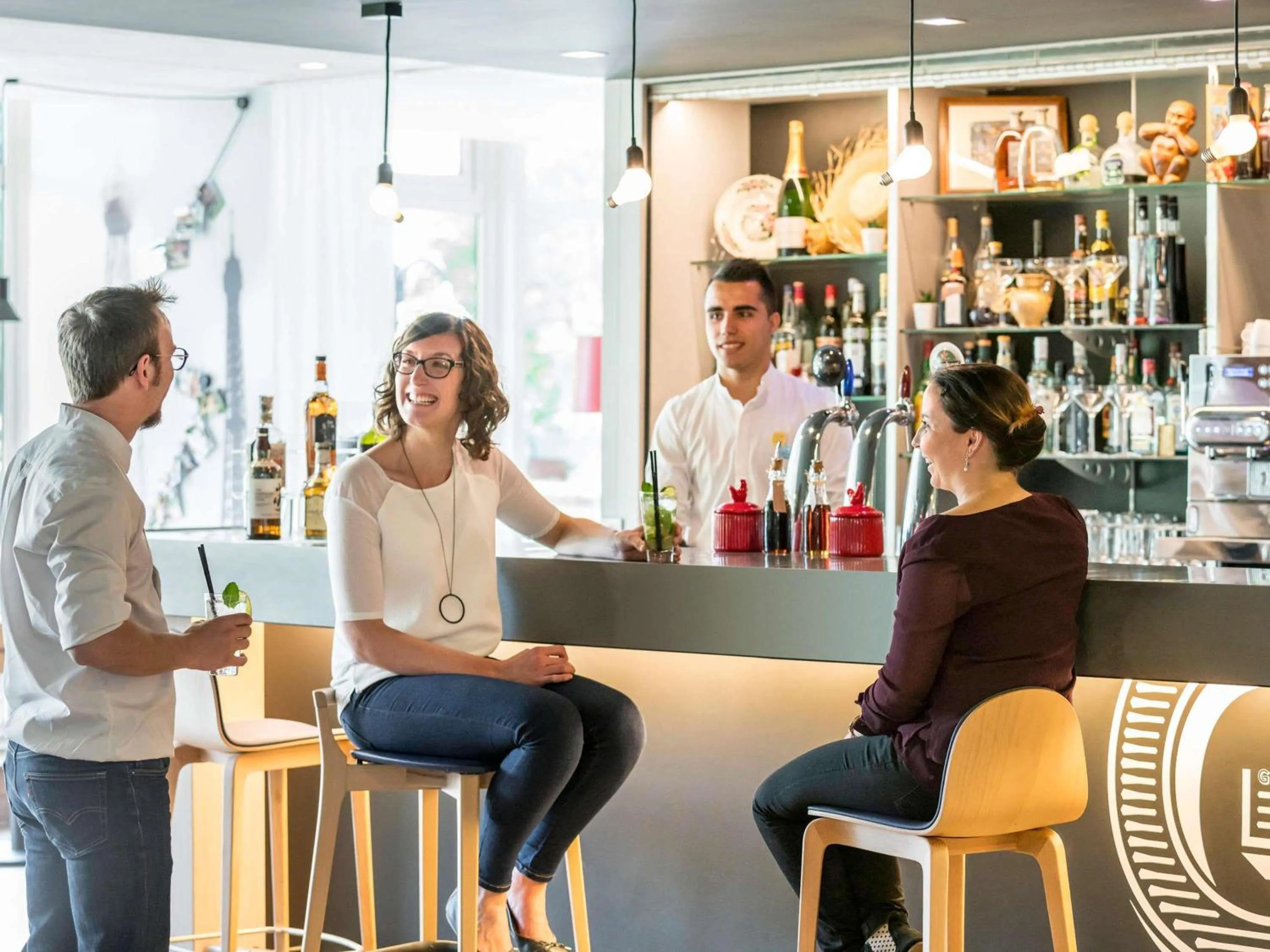Lounge or bar in Novotel Saclay