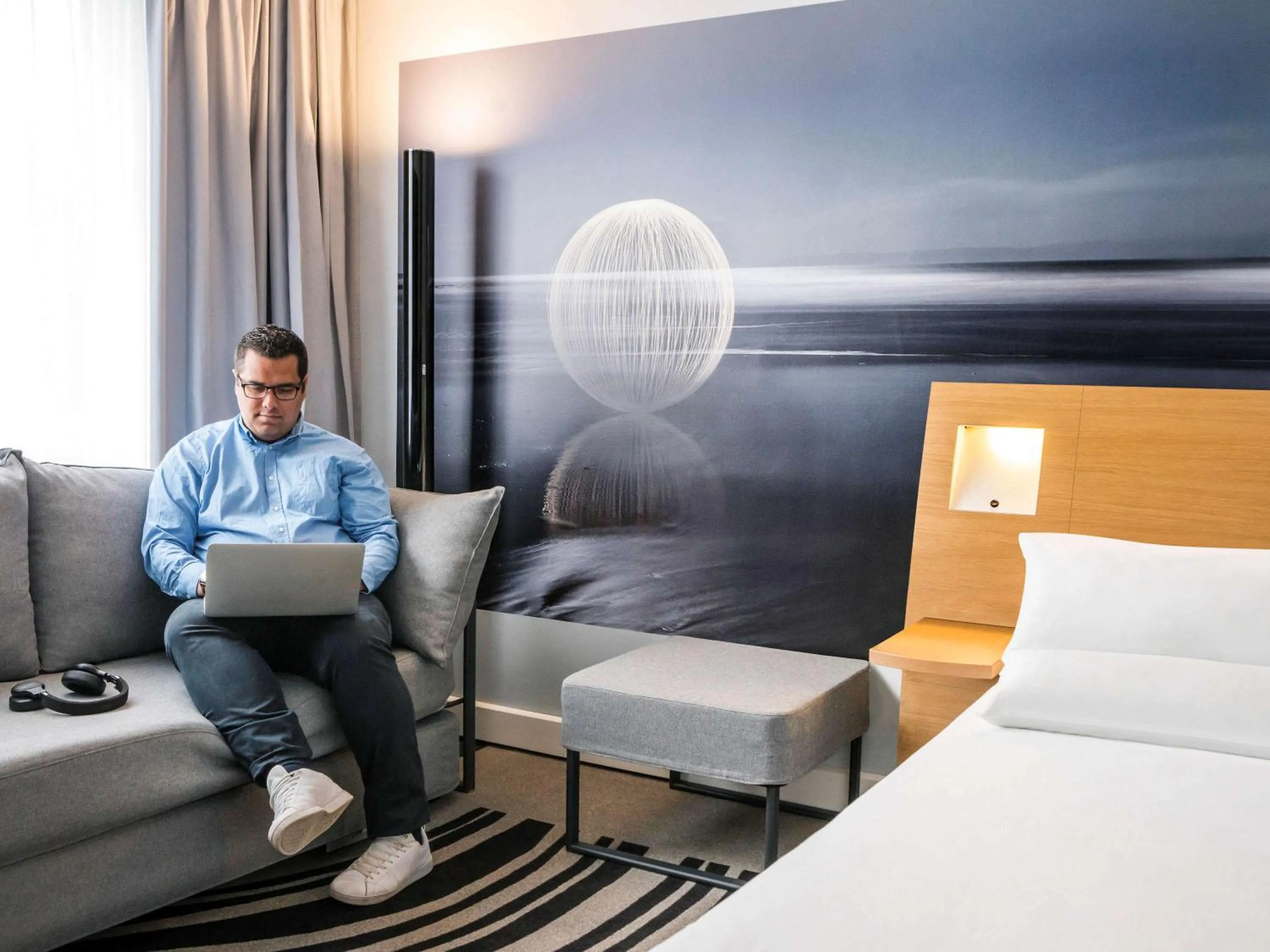 Photo of the whole room, Bed in Novotel Saclay