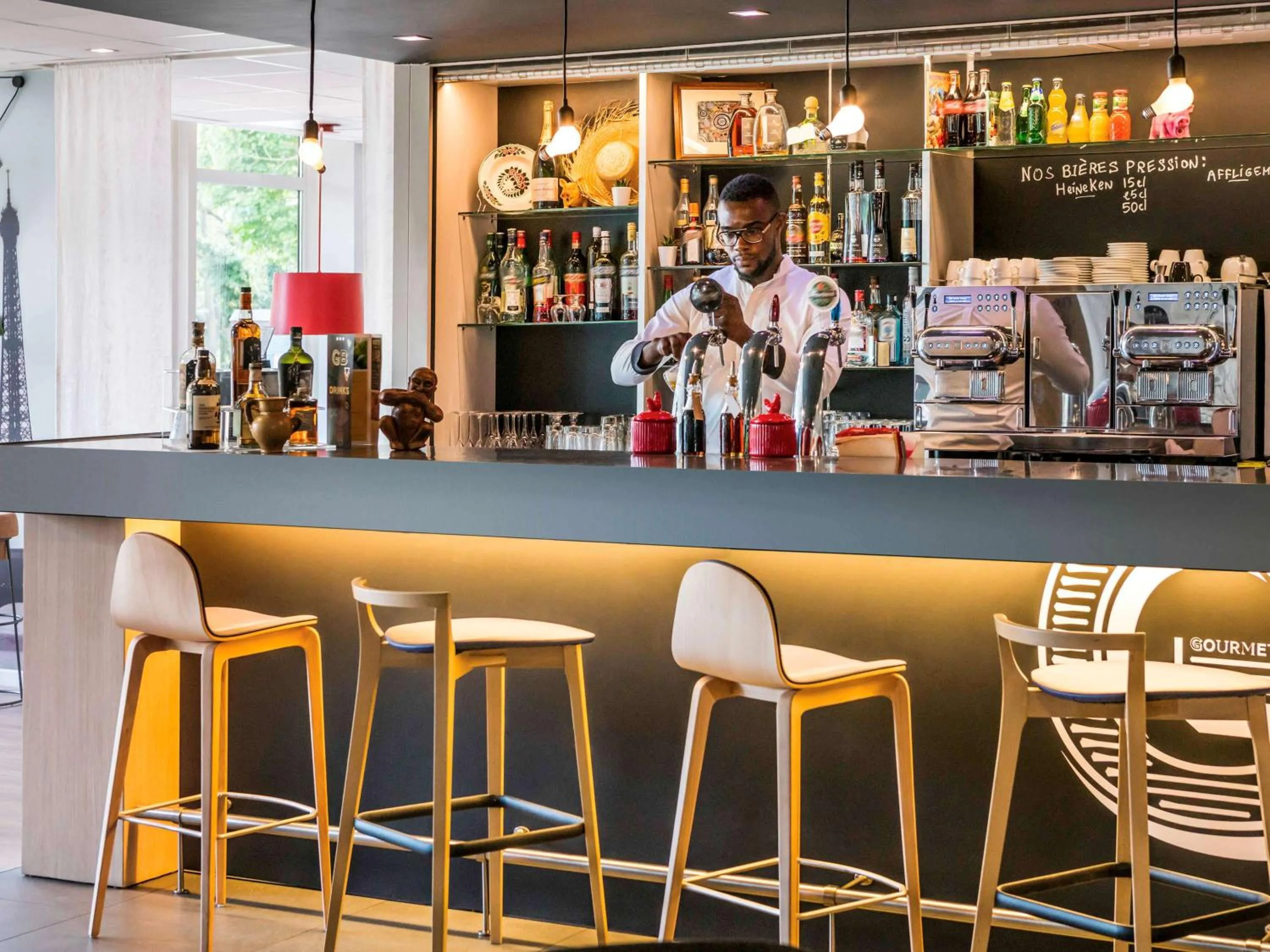 Lounge or bar in Novotel Saclay