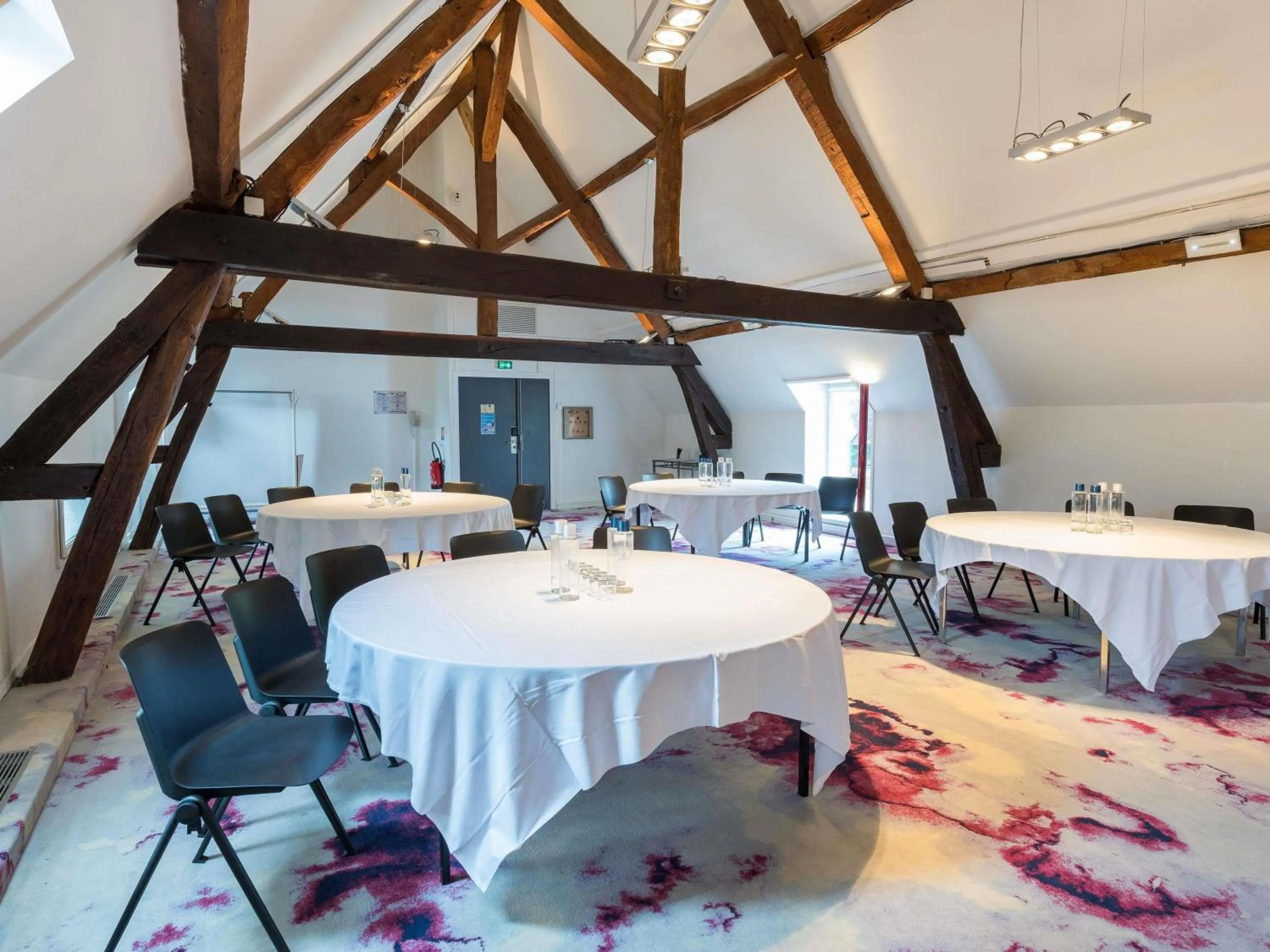 Meeting/conference room in Novotel Saclay