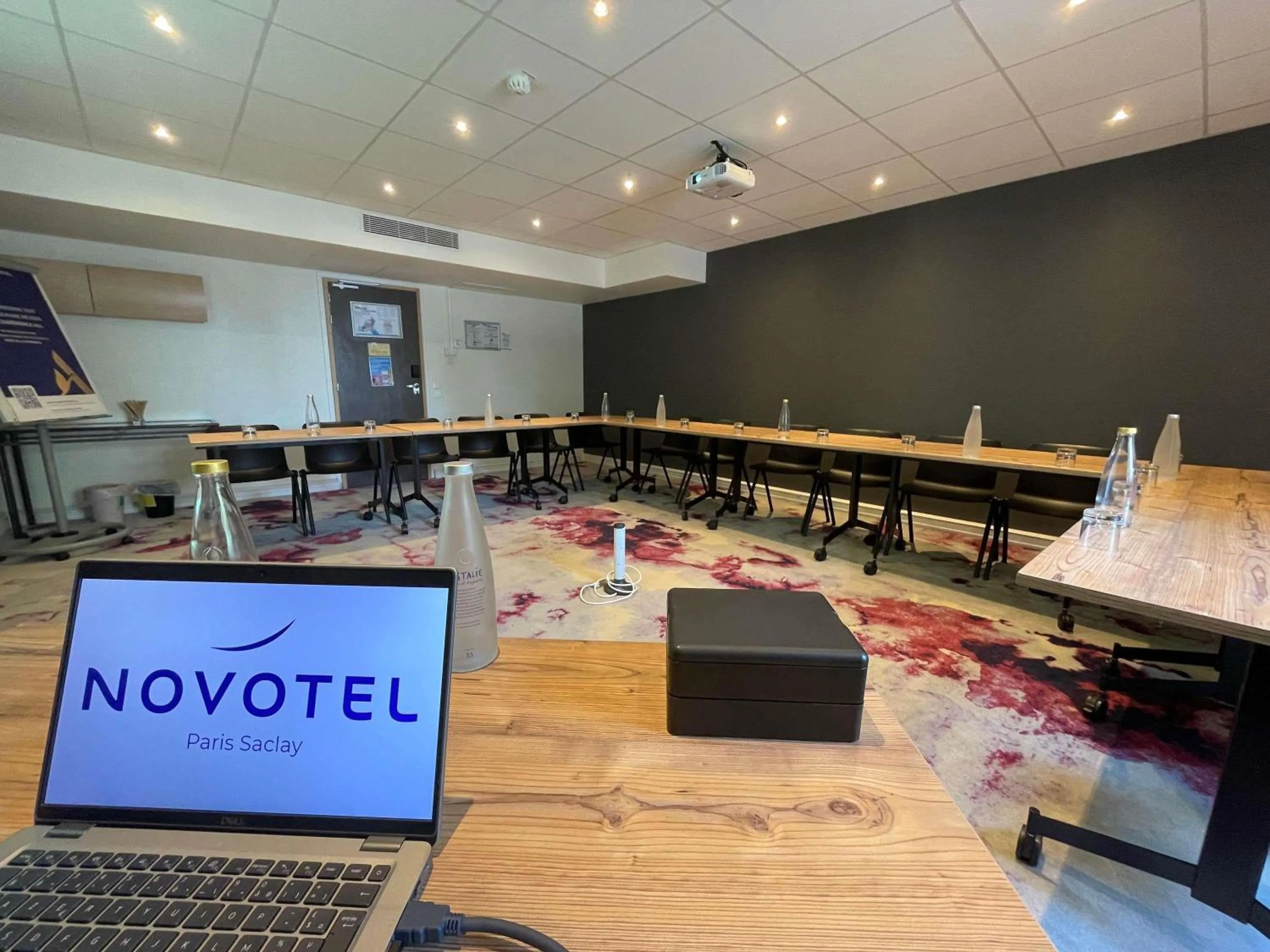 Meeting/conference room in Novotel Saclay