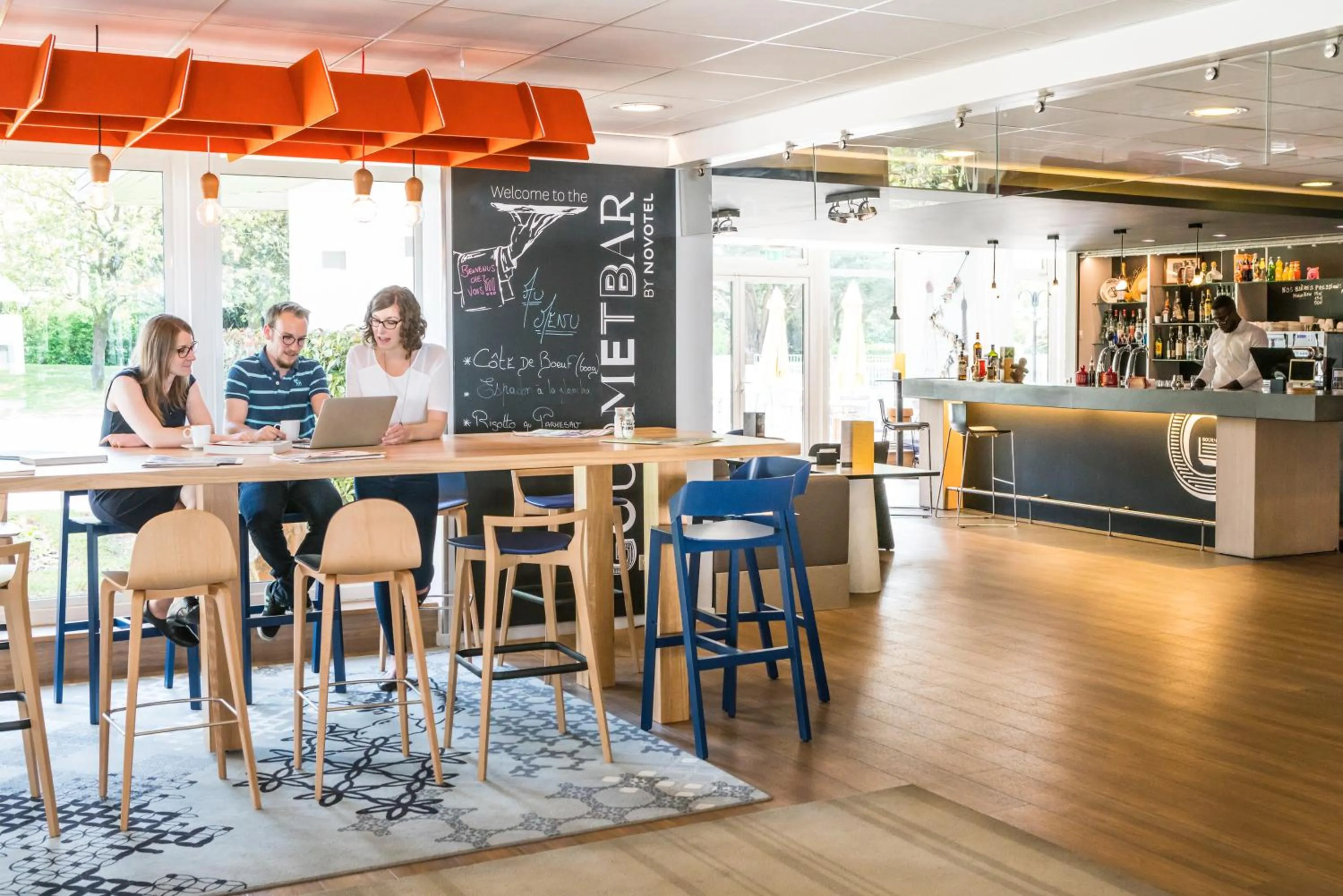 Lounge or bar in Novotel Saclay