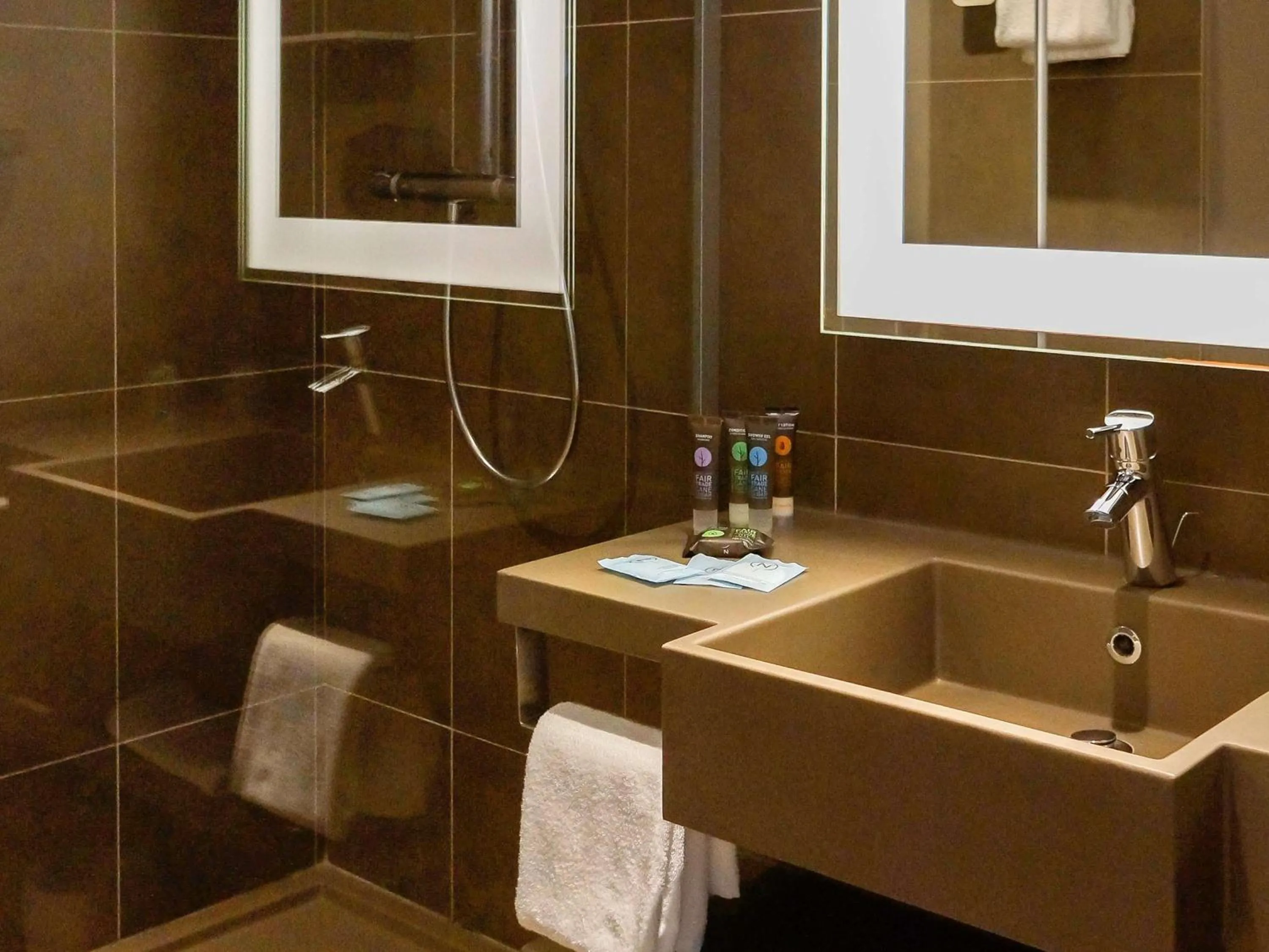 Photo of the whole room in Novotel Saclay