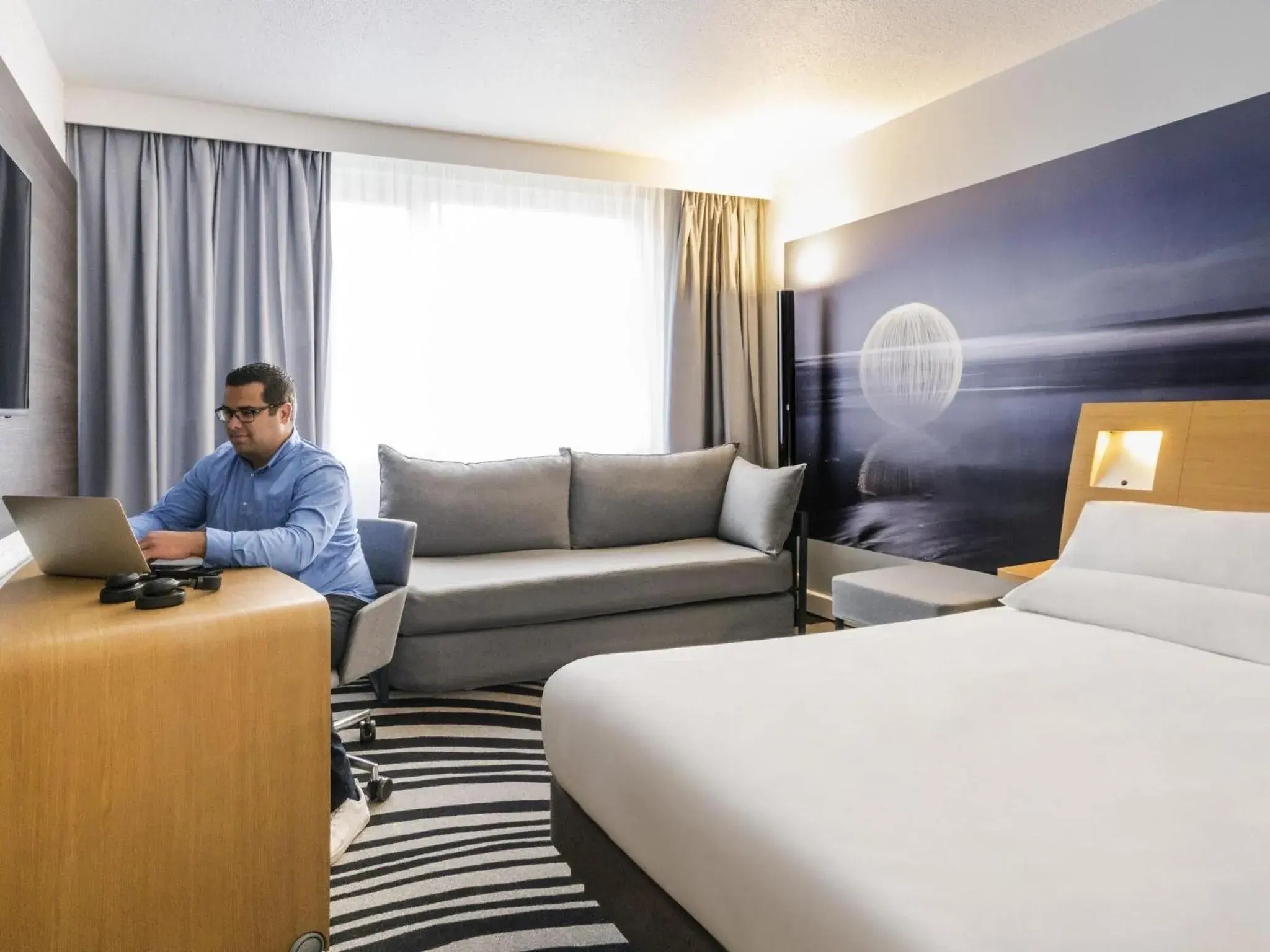 Comfort Room with Double Bed and Two Single Sofa Beds in Novotel Saclay Comfort Room with Double Bed and Two Single Sofa Beds in Novotel Saclay