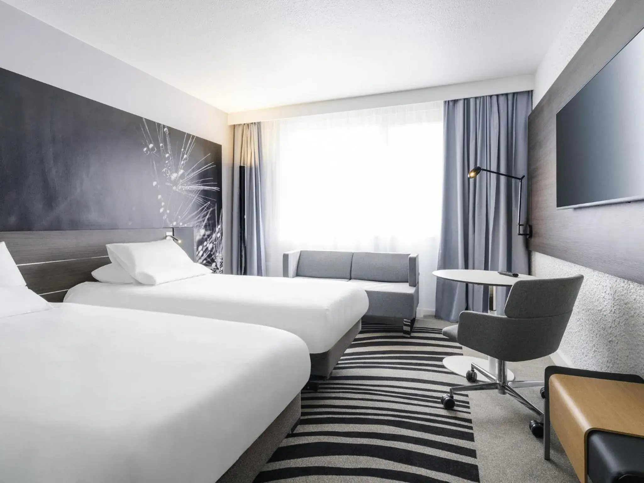 Comfort Room with Twin Beds in Novotel Saclay Comfort Room with Twin Beds in Novotel Saclay