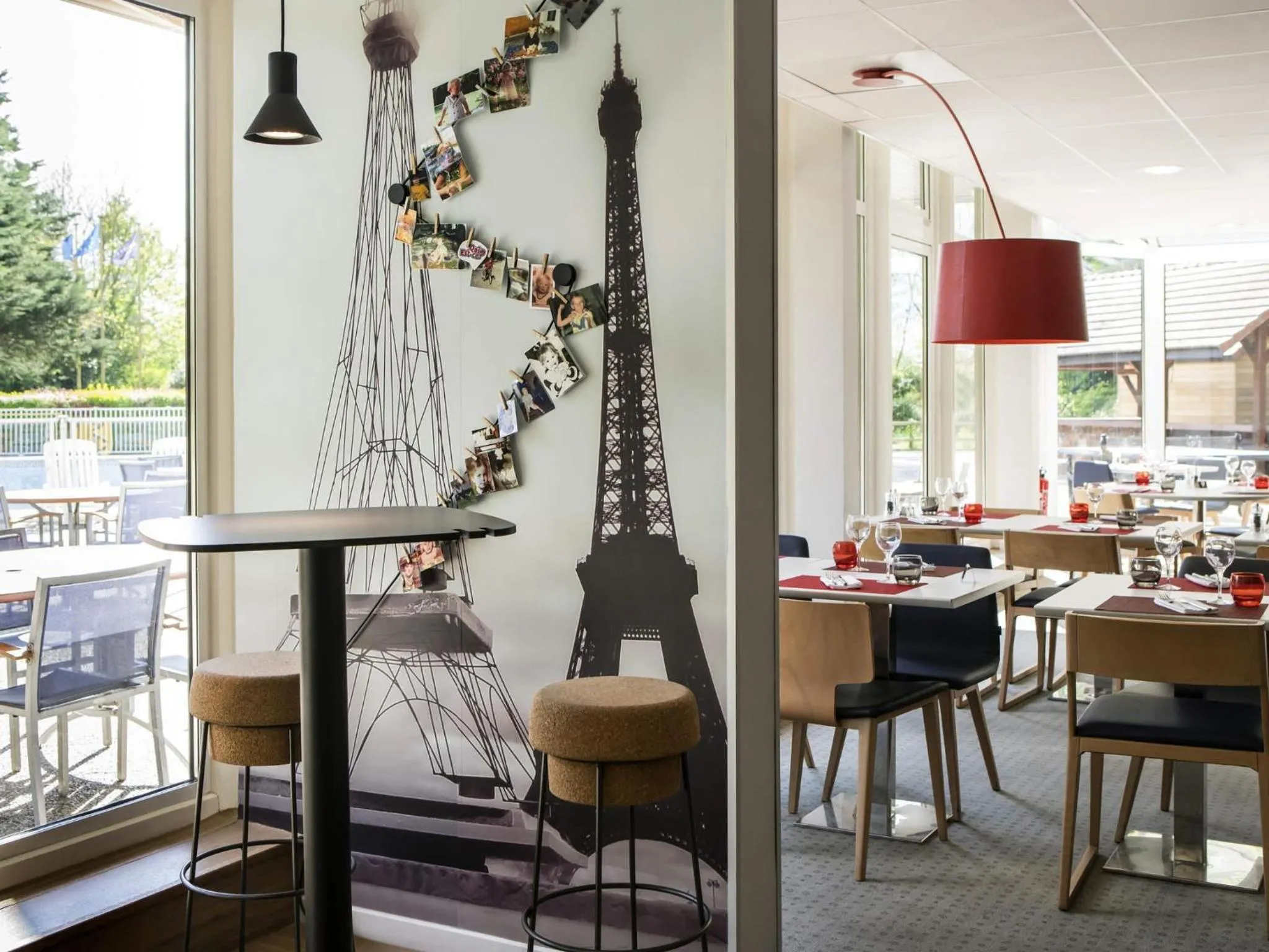 Lounge or bar in Novotel Saclay