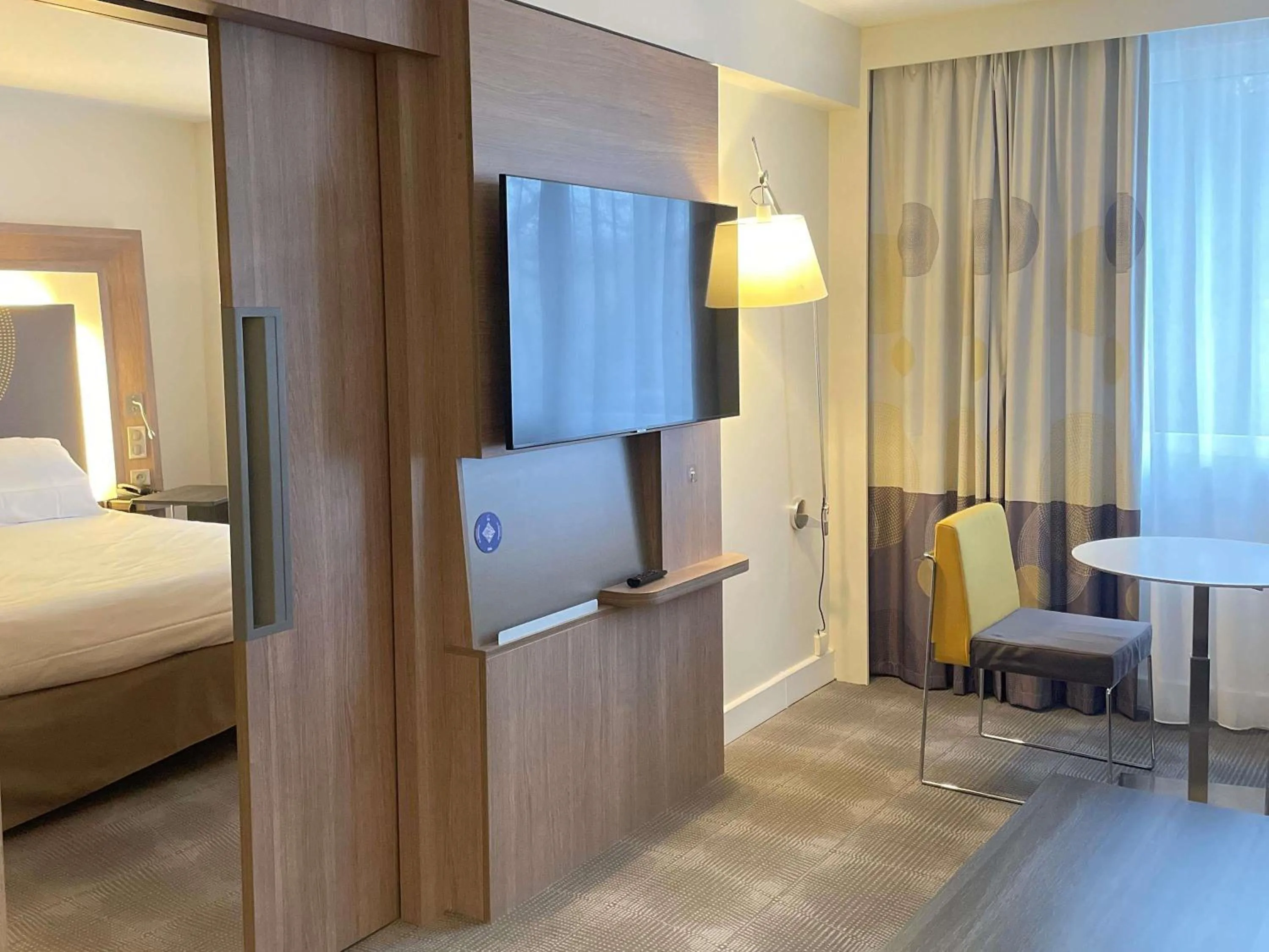 Photo of the whole room, Bed in Novotel Saclay