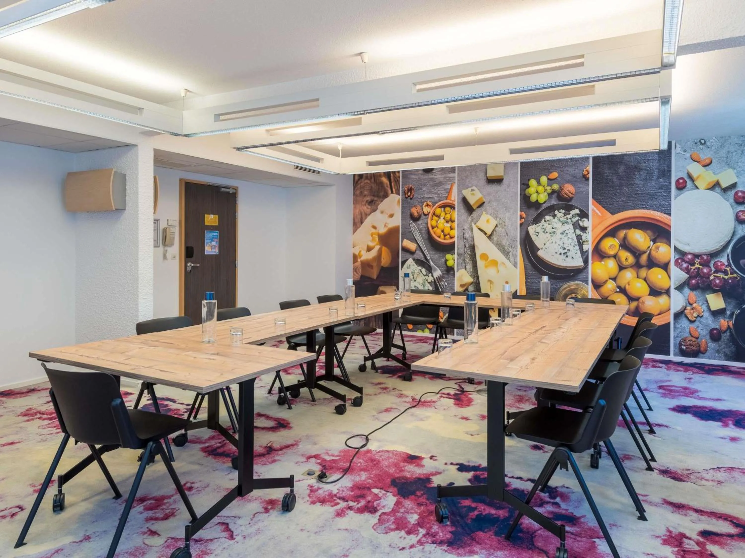 Meeting/conference room in Novotel Saclay