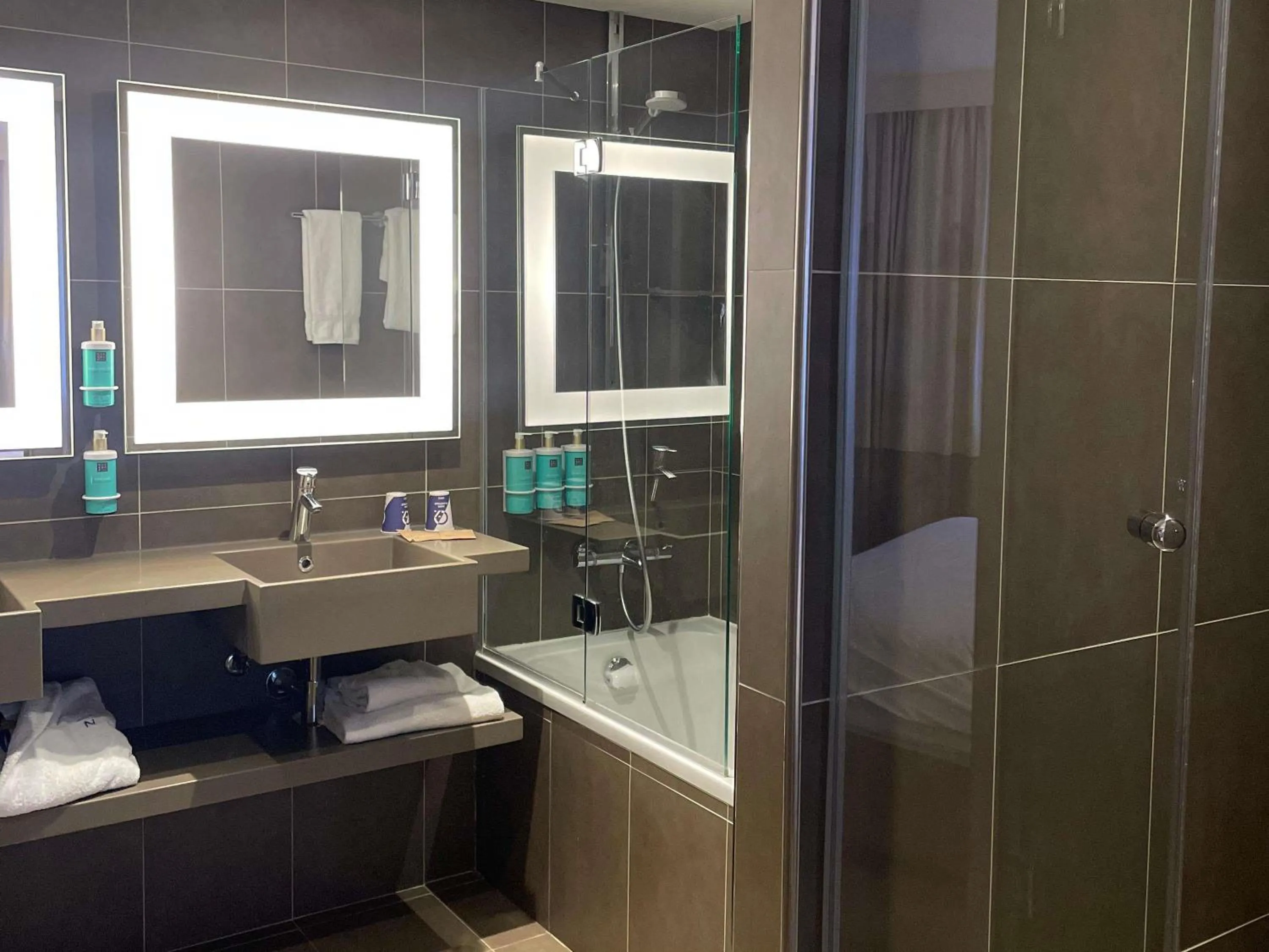 Photo of the whole room in Novotel Saclay