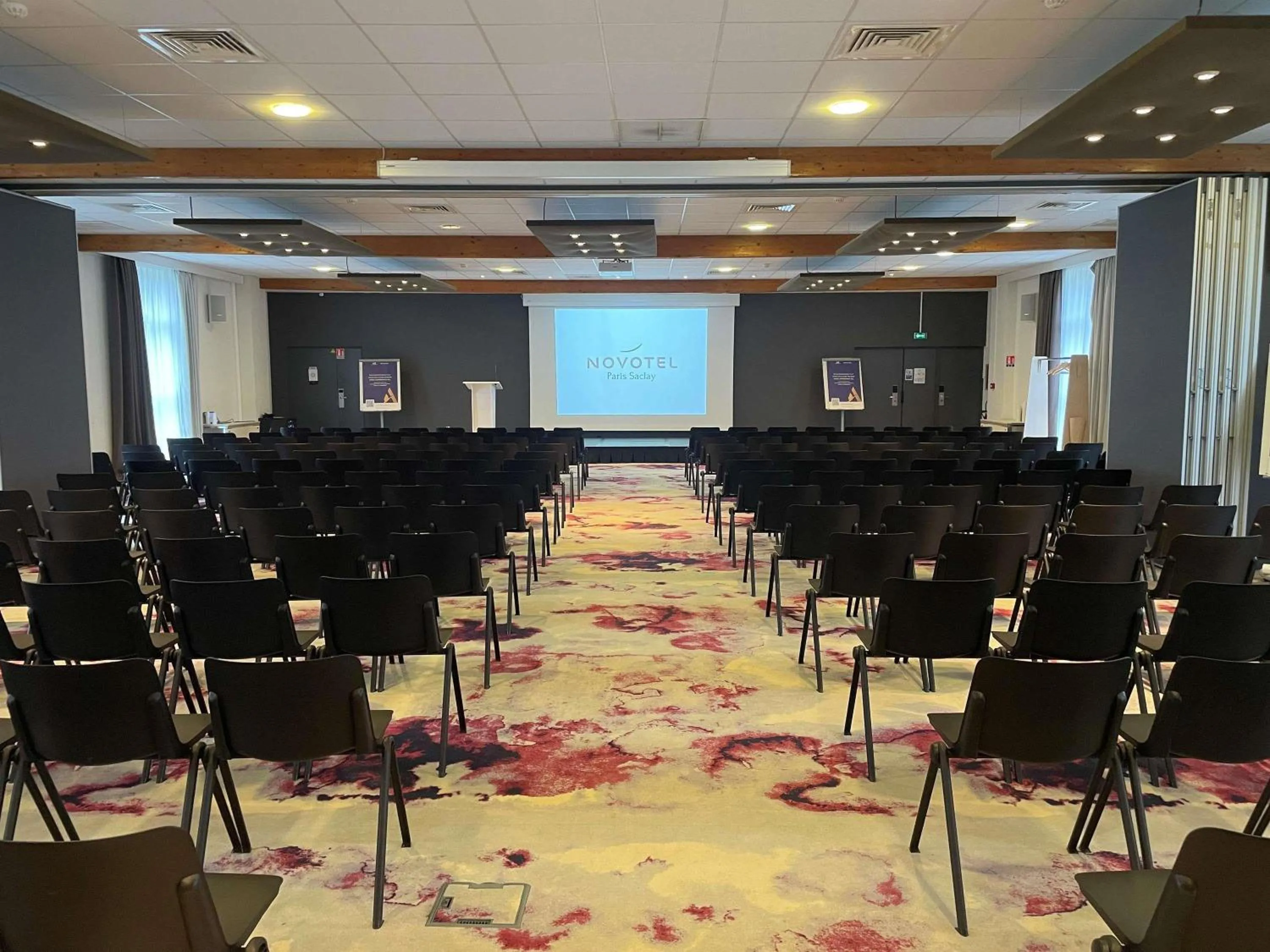 Meeting/conference room in Novotel Saclay