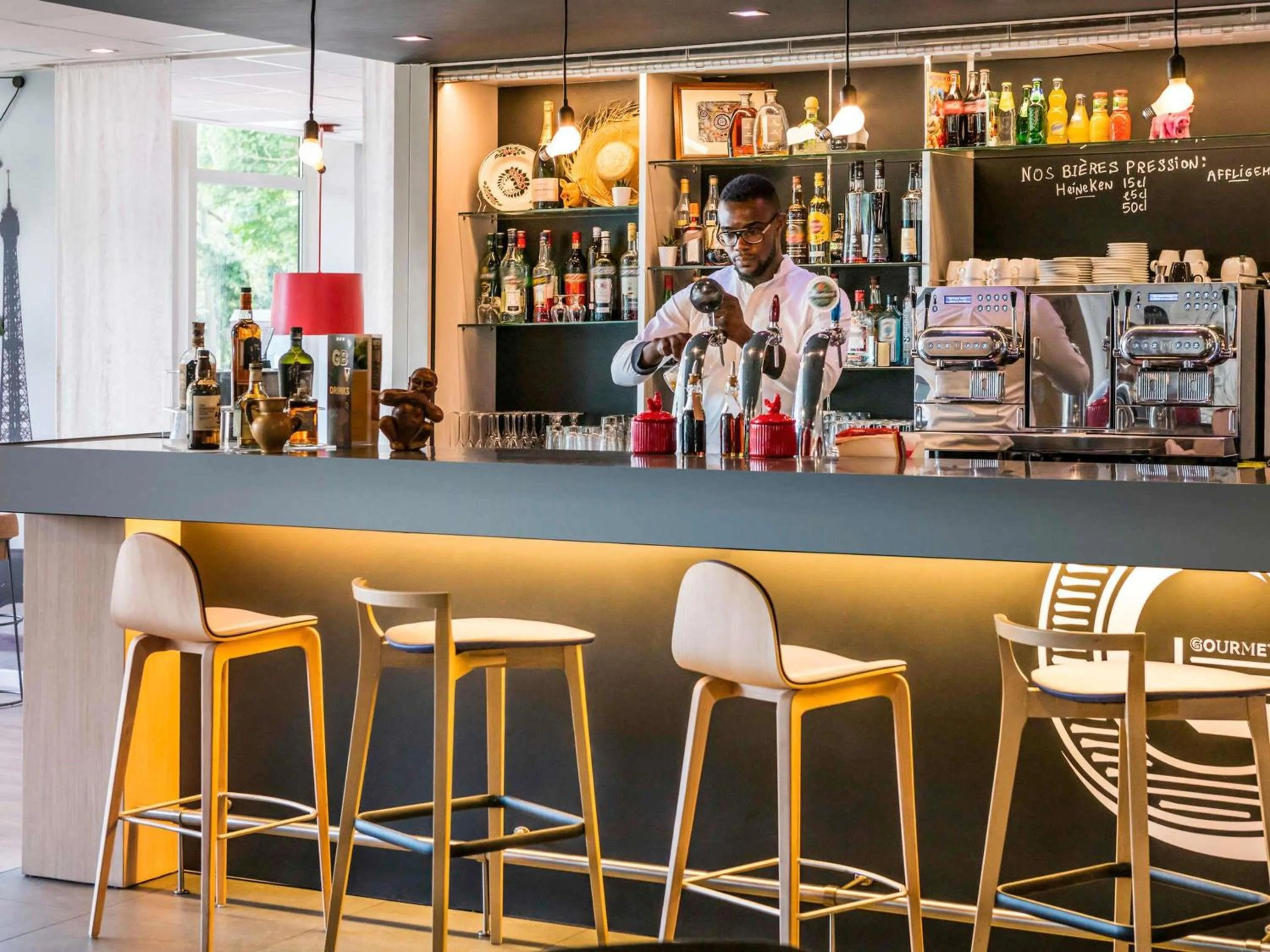 Lounge or bar in Novotel Saclay