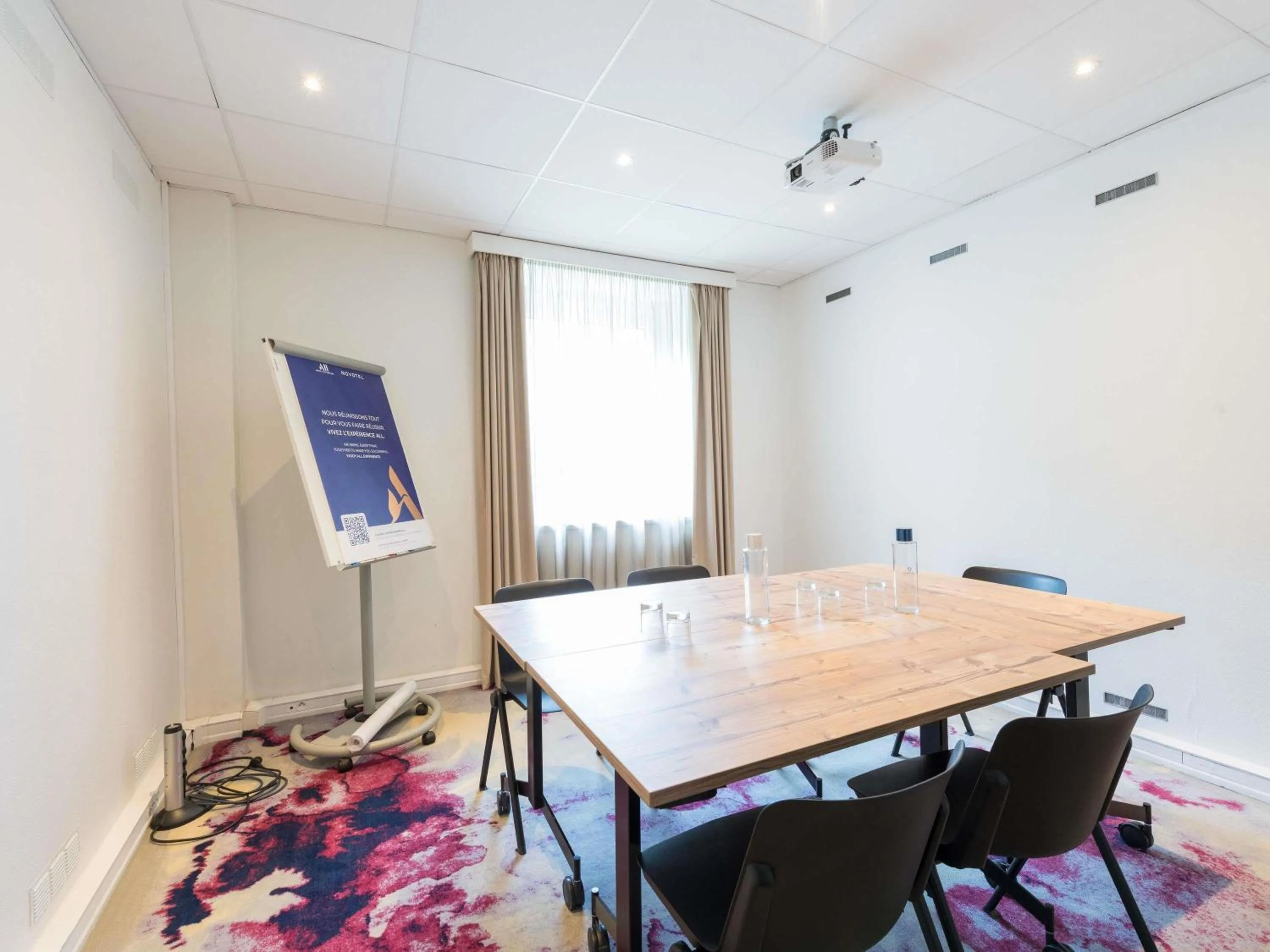 Meeting/conference room in Novotel Saclay