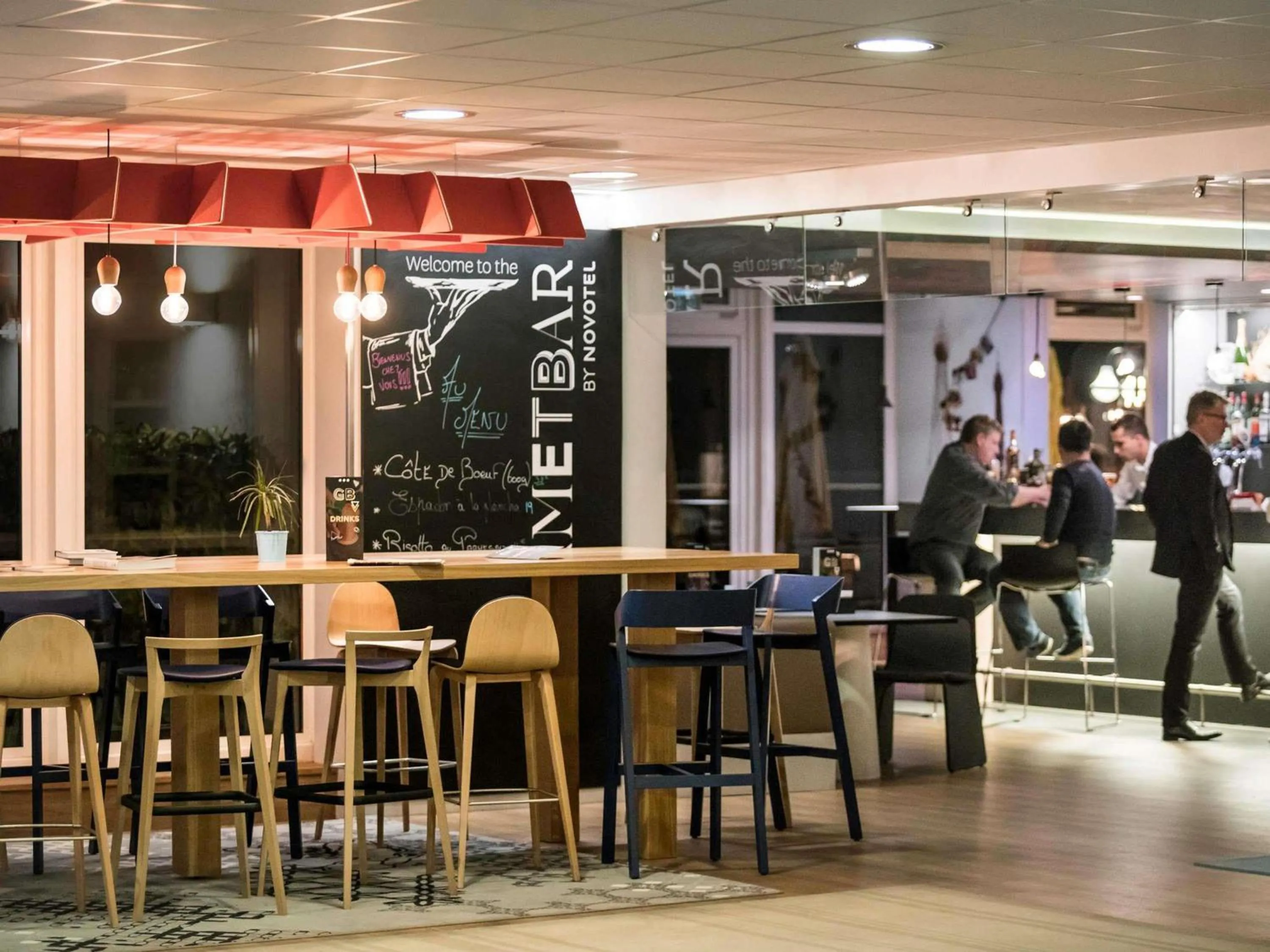 Lounge or bar in Novotel Saclay