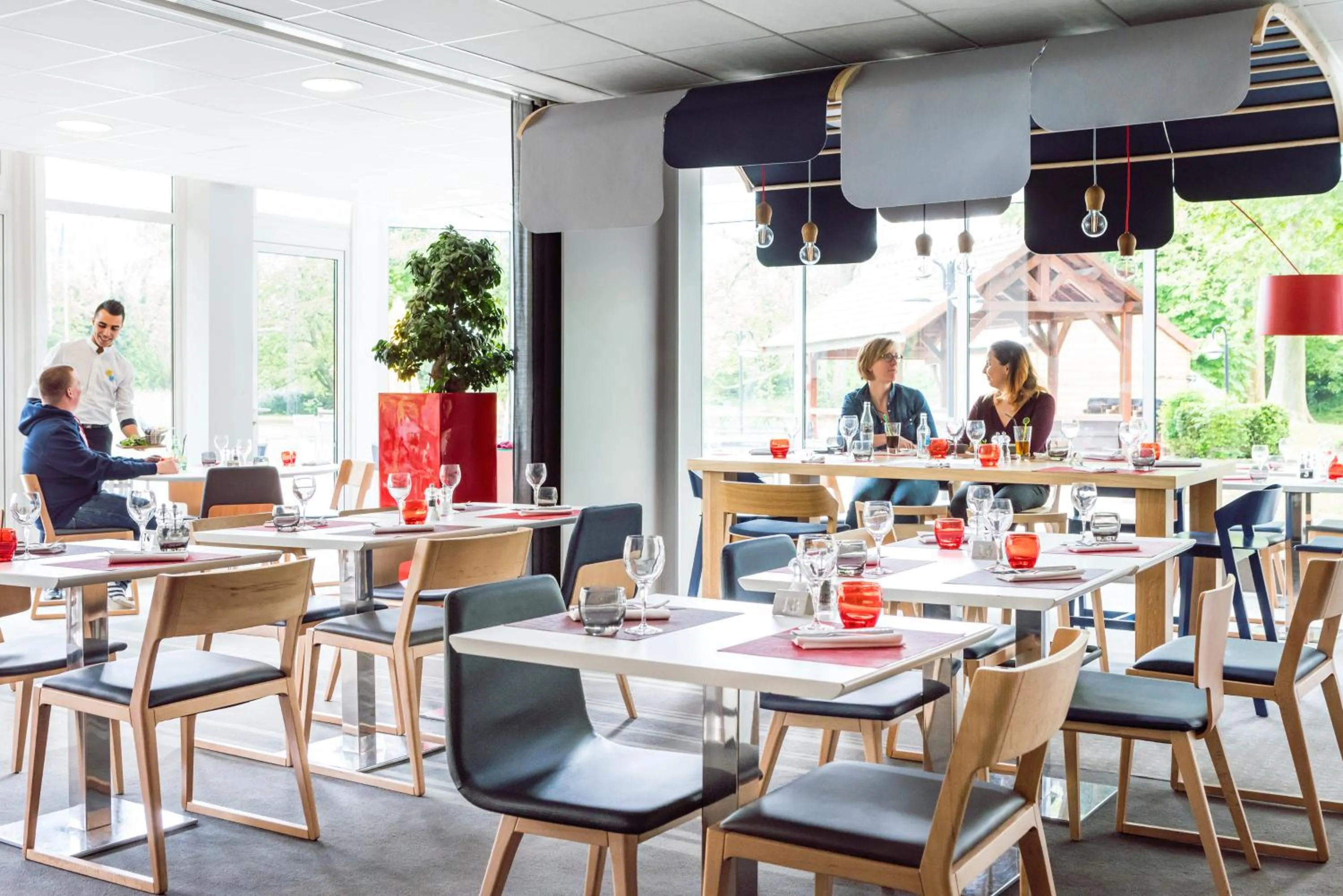 Restaurant/places to eat in Novotel Saclay