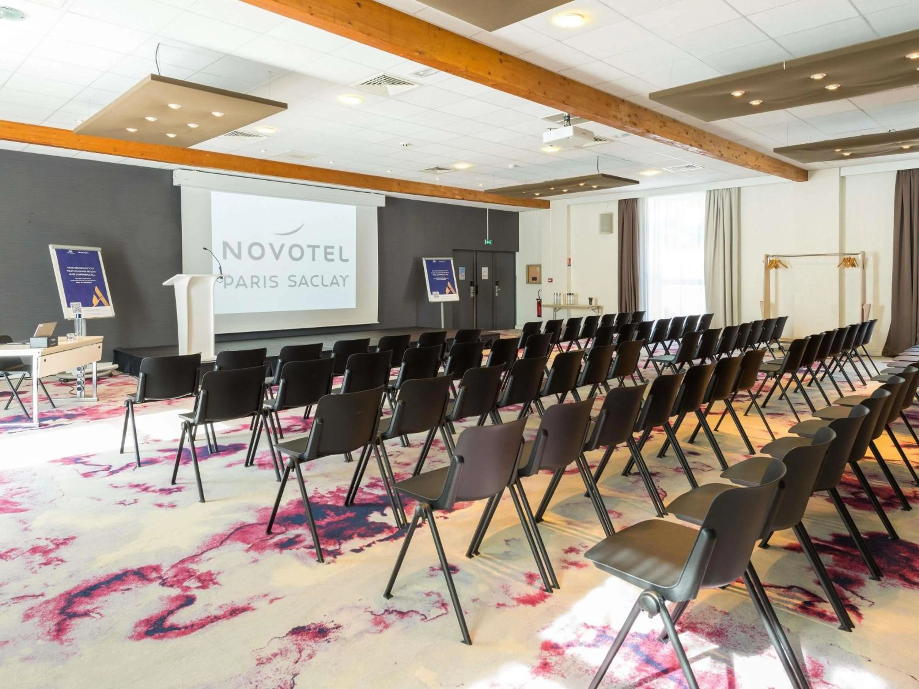 Meeting/conference room in Novotel Saclay