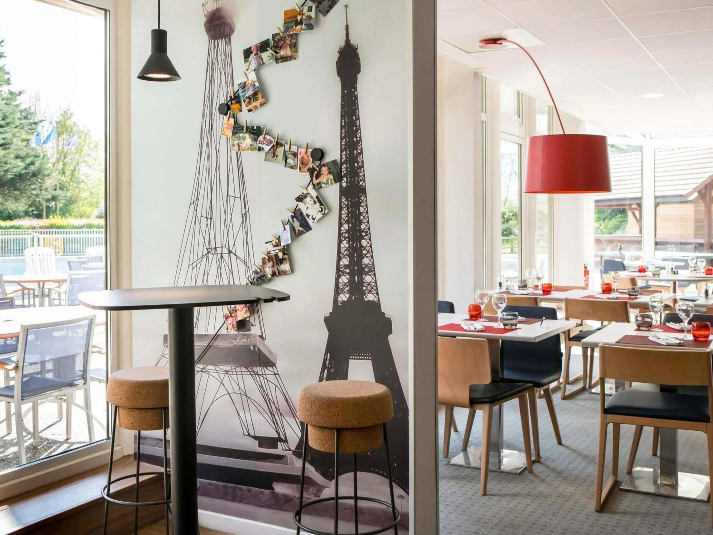 Restaurant/places to eat in Novotel Saclay