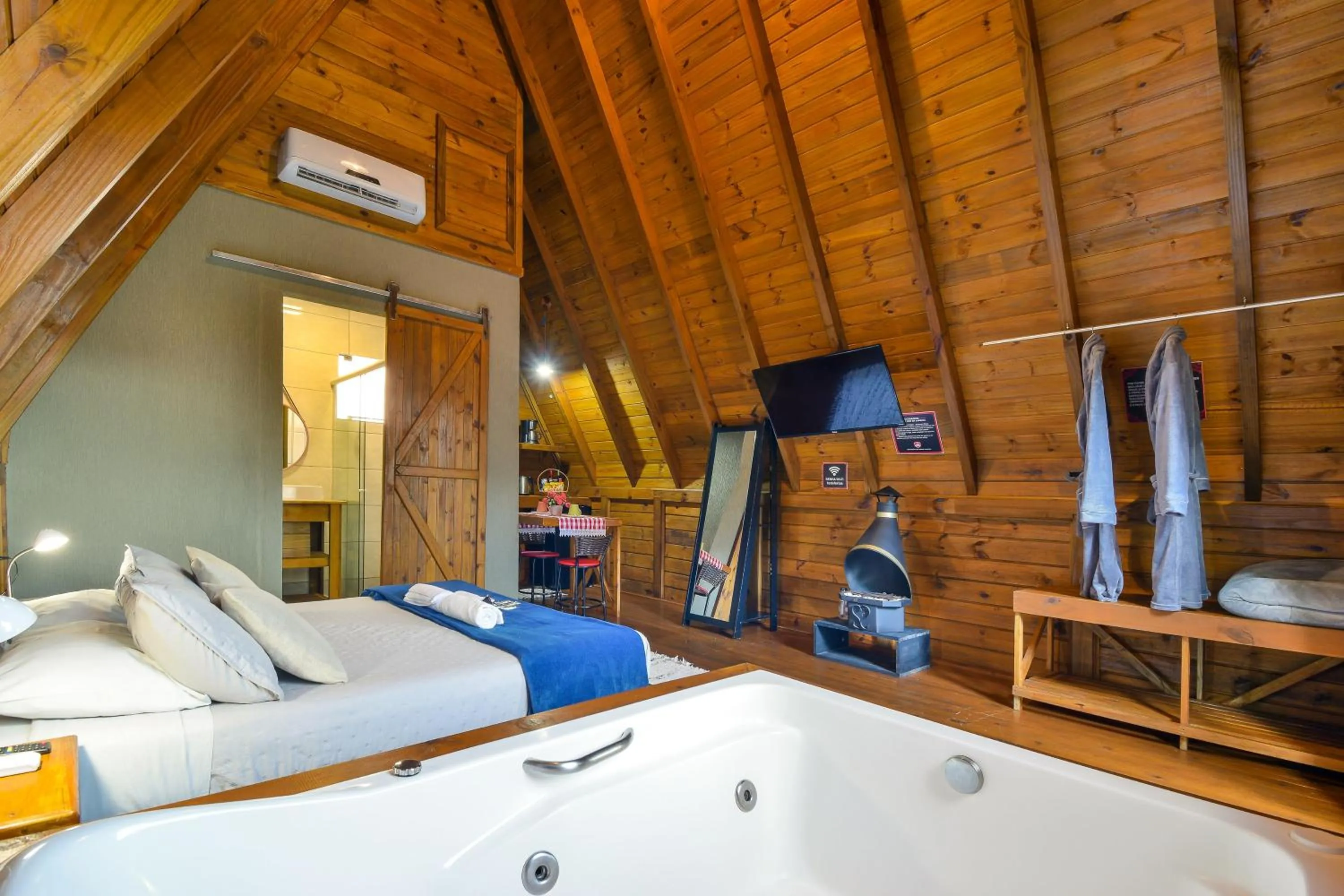 Photo of the whole room, Bed in Pousada Chalé Suiço Bombinhas