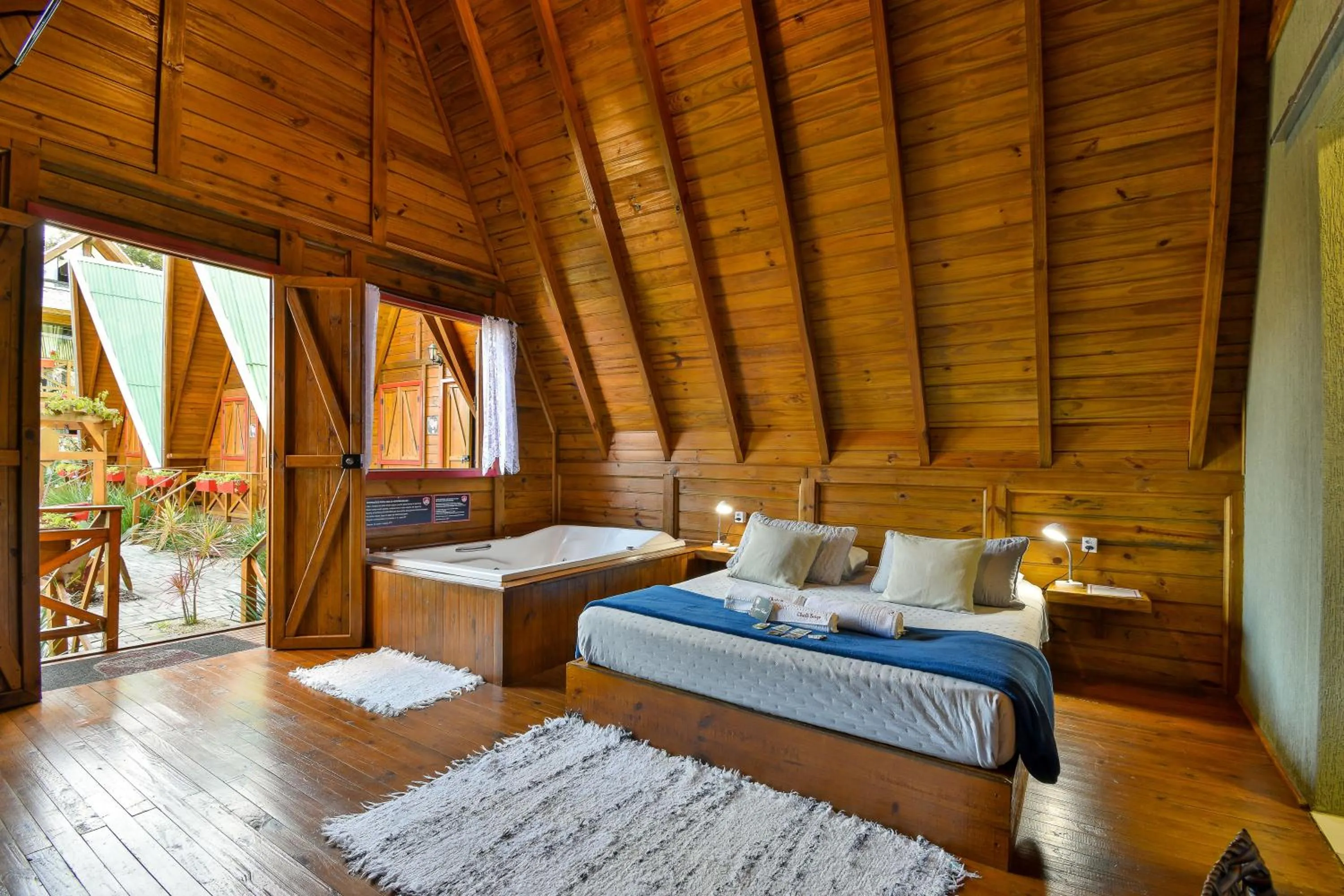 Photo of the whole room, Bed in Pousada Chalé Suiço Bombinhas