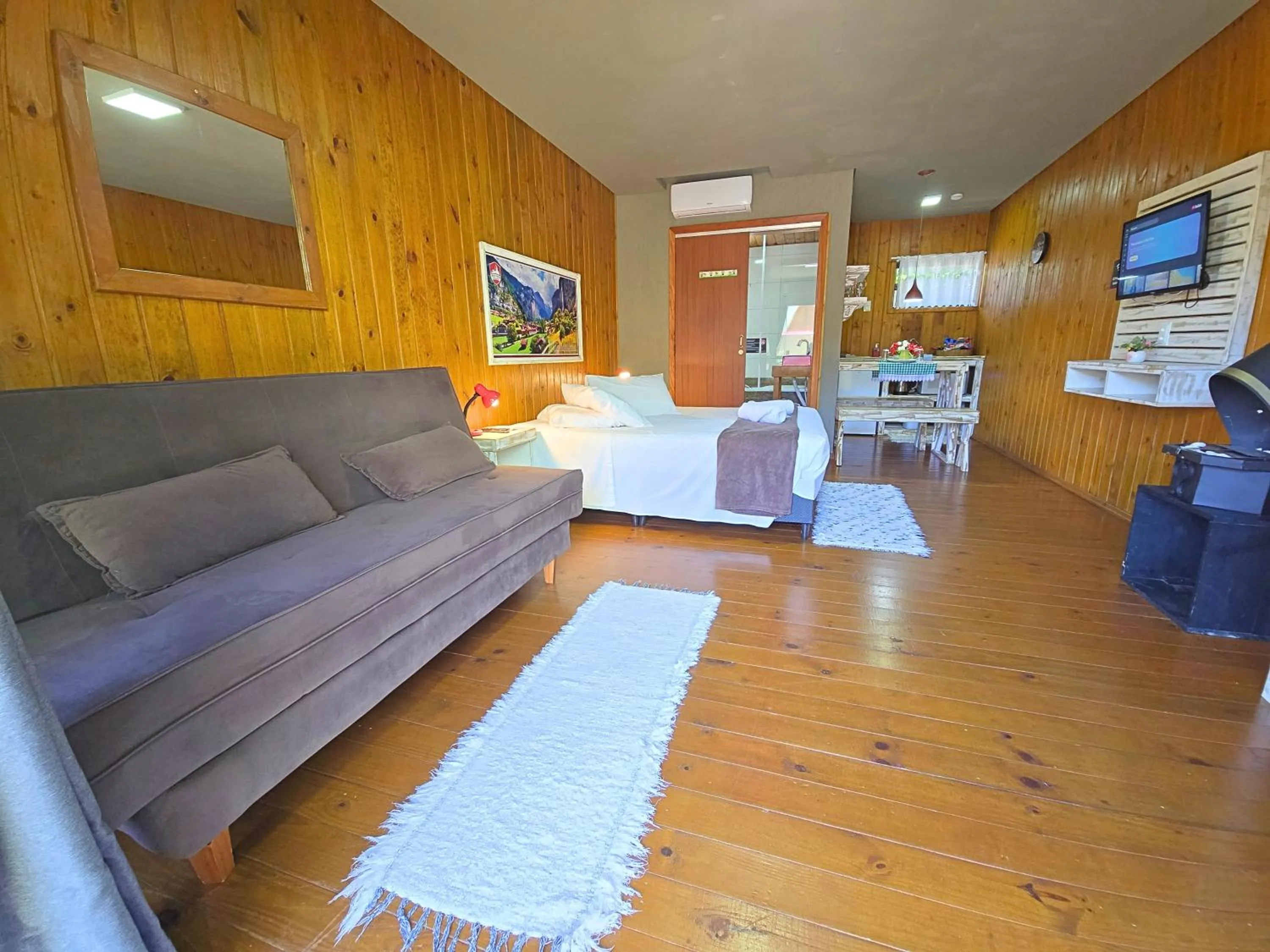 Communal lounge/ TV room, Bed in Chalé Suiço Bombinhas