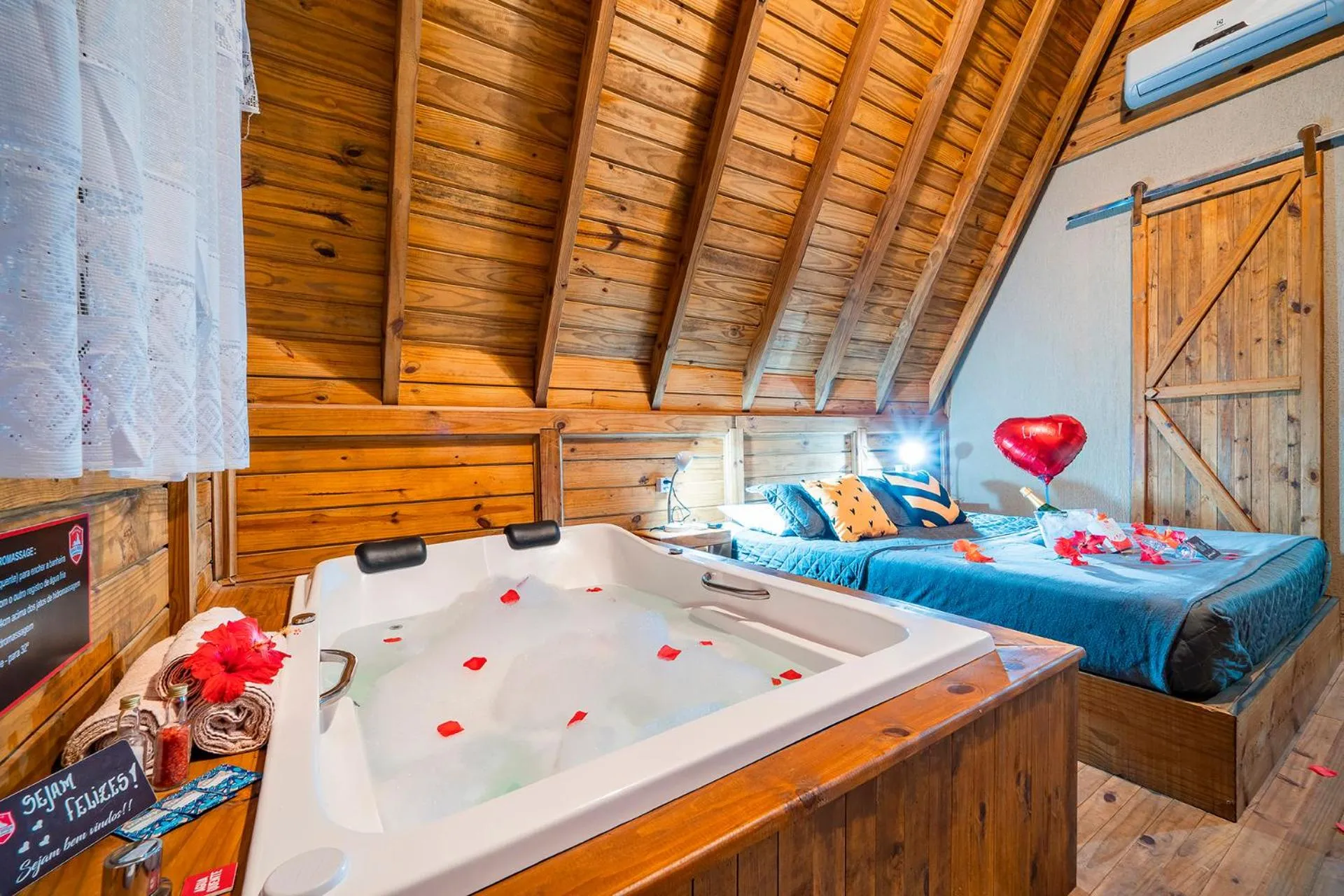 Hot Tub, Bed in Pousada Chalé Suiço Bombinhas