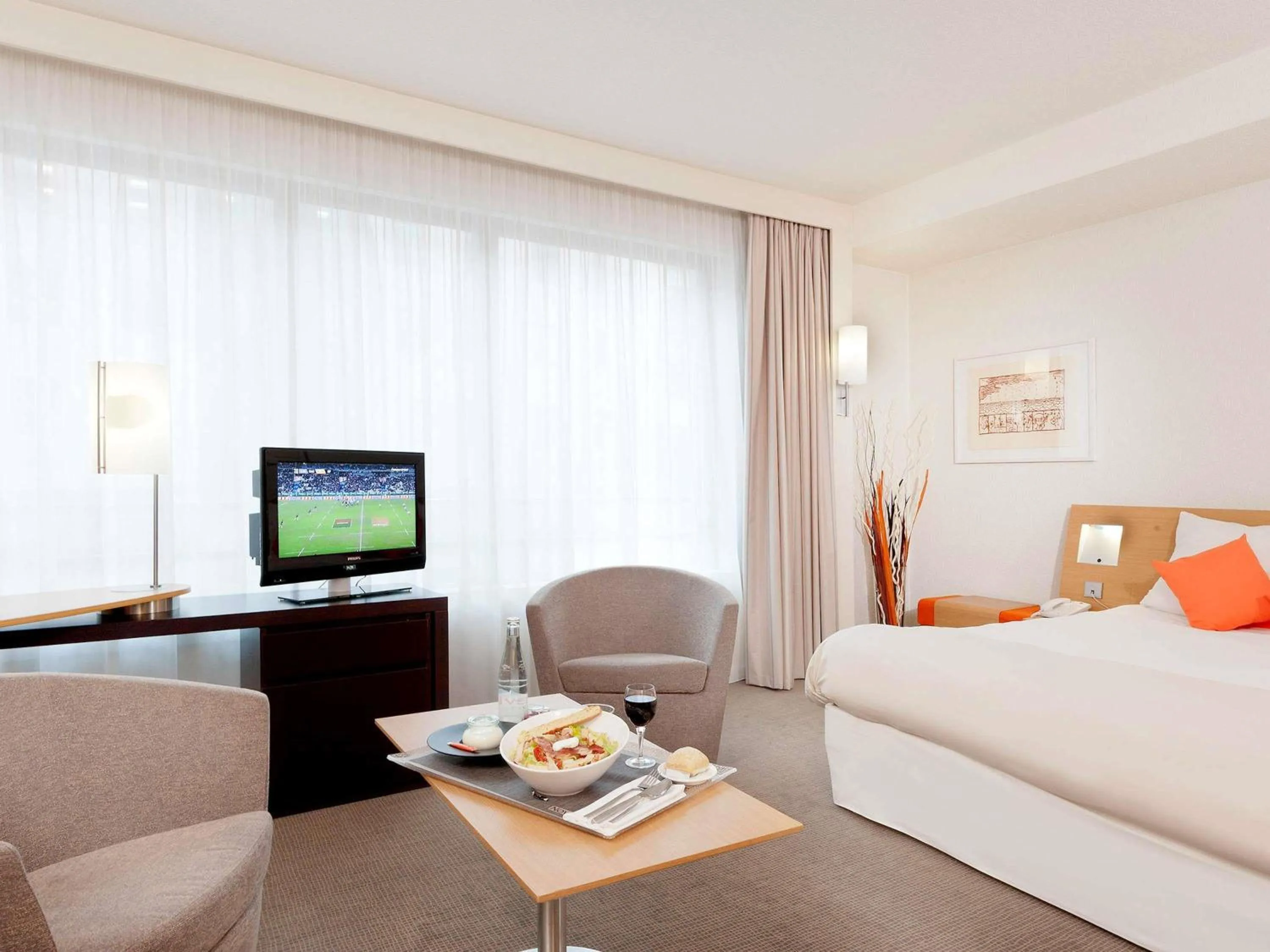 Bedroom, Bed in Novotel Paris Rueil Malmaison