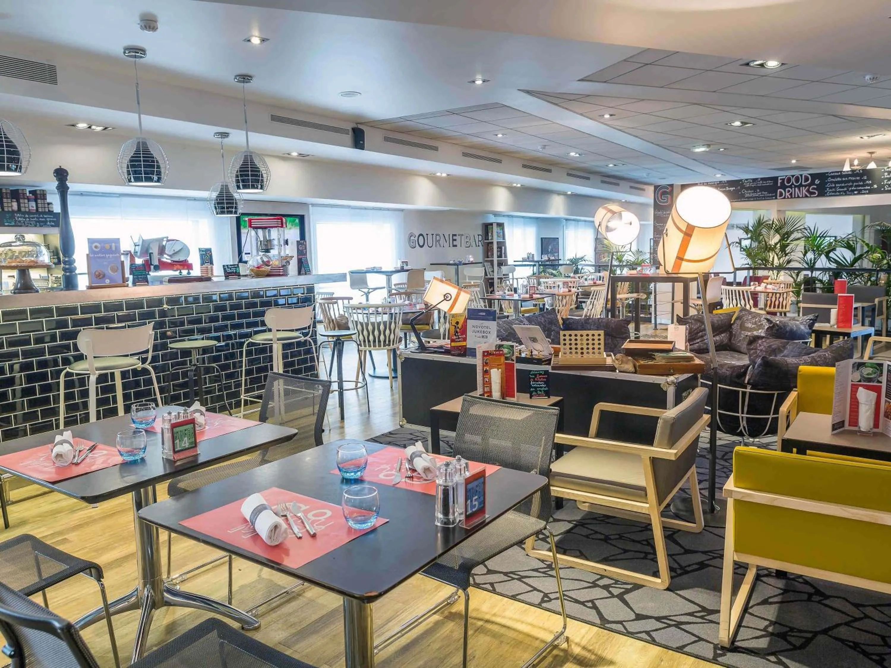 Restaurant/places to eat in Novotel Paris Rueil Malmaison