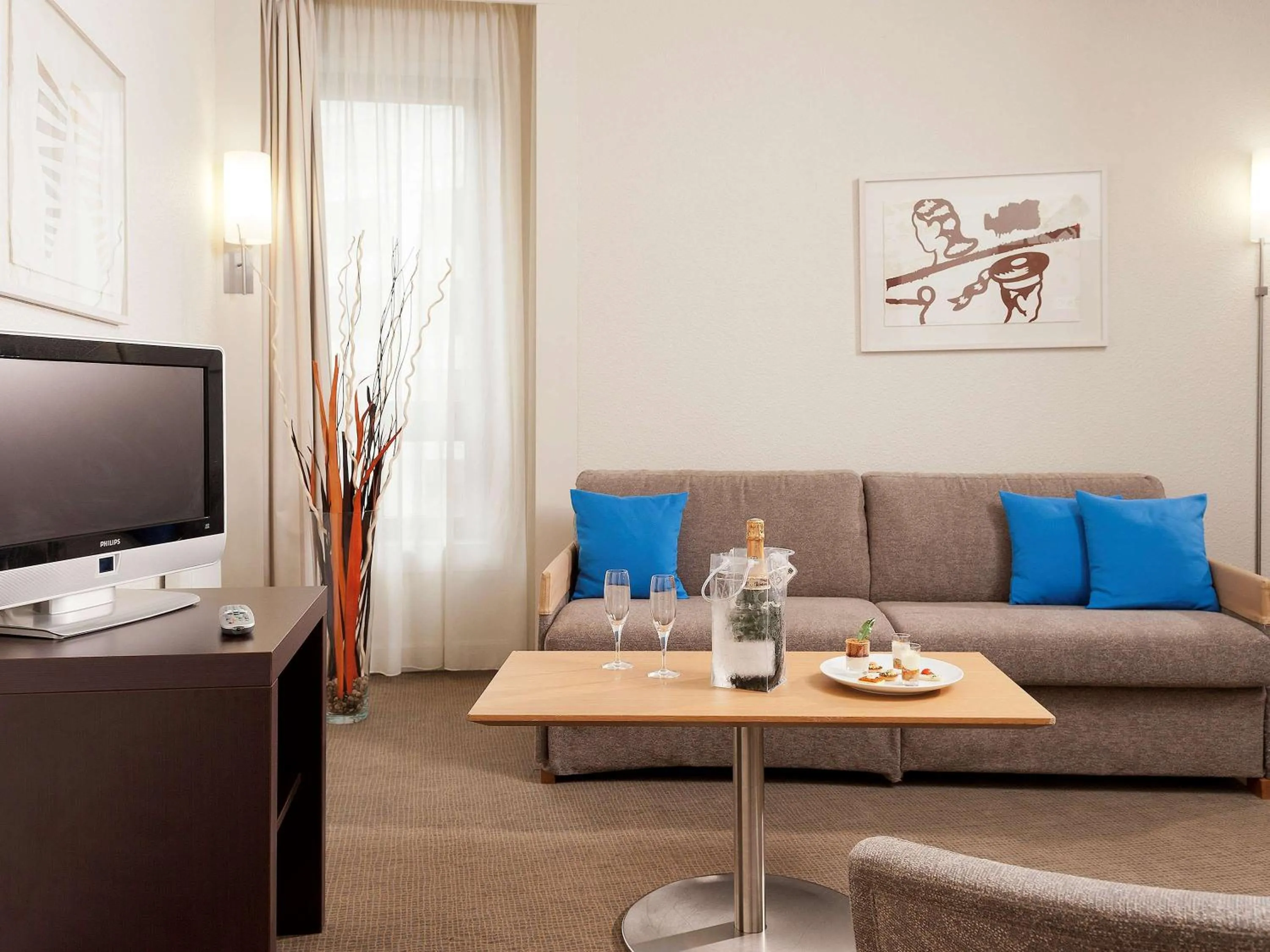 Photo of the whole room in Novotel Paris Rueil Malmaison